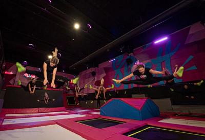 Sprett Trampolinepark er et perfekt utfluktsmål for familier som vil gjøre noe gøy sammen.