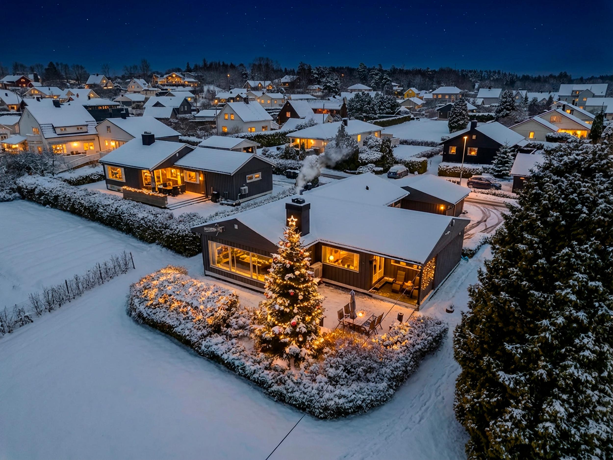 Attentus har gleden av å presentere denne fine boligen i all sin juleprakt. Det gjøres oppmerksom på at bildet er KI generert, og avviker fra virkeligheten.