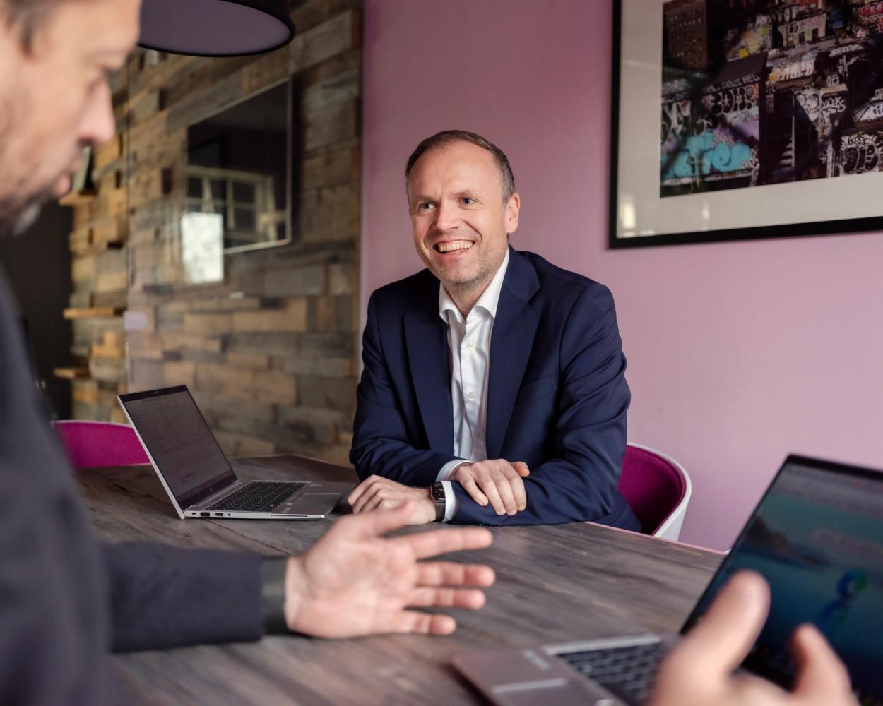 To meglere fra Attentus prater på kontoret. Foto.