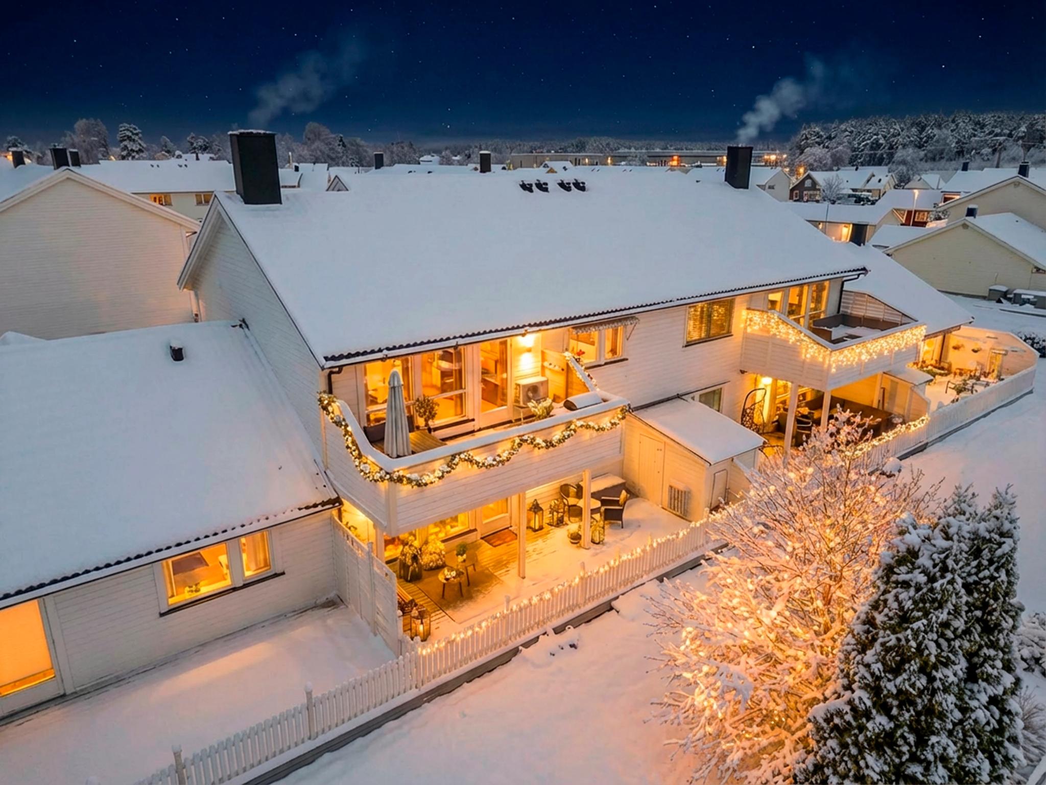 Attentus har gleden av å presentere denne fine boligen i all sin juleprakt. Det gjøres oppmerksom på at bildet er KI generert, og avviker fra virkeligheten.