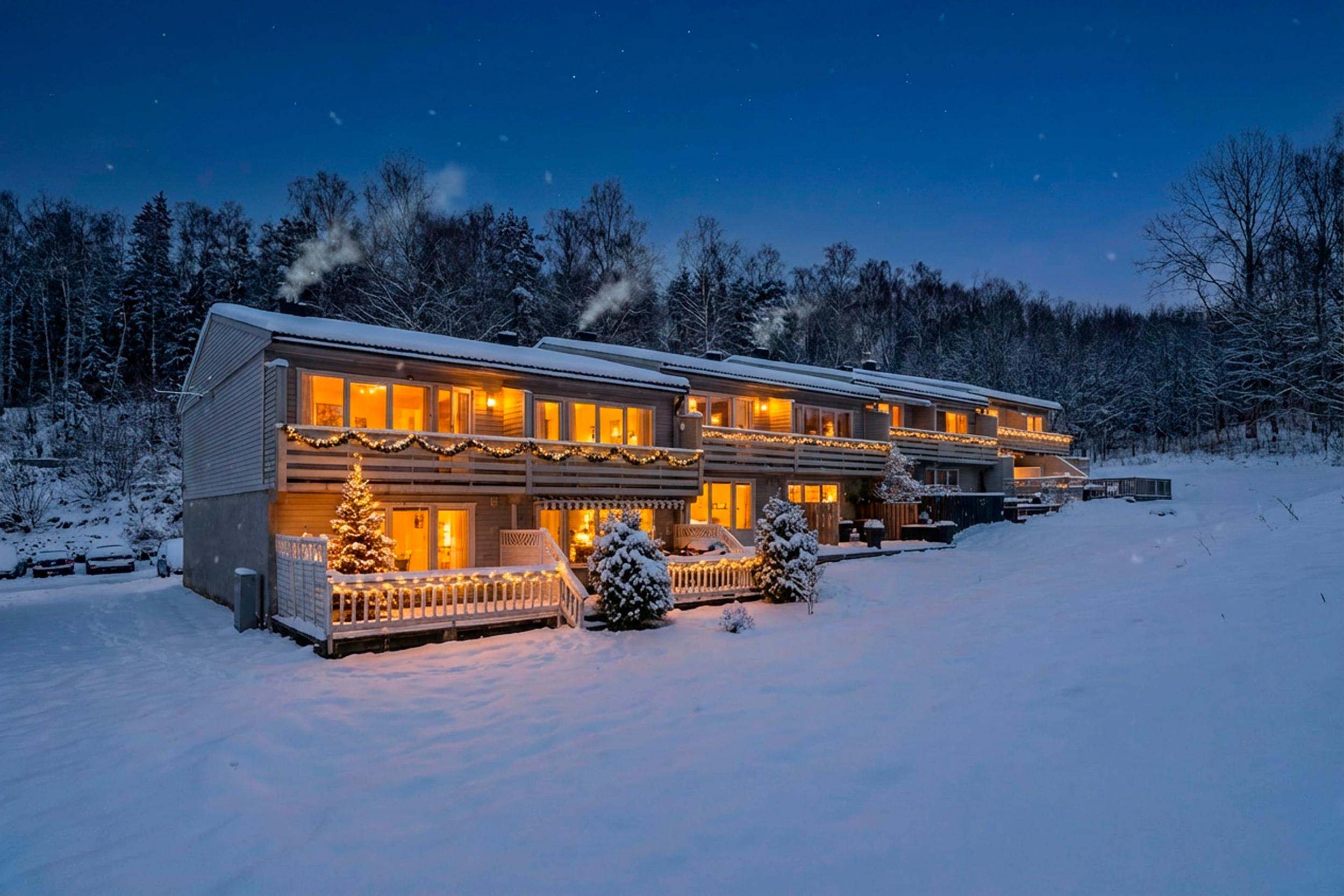 Attentus har gleden av å presentere denne fine boligen i all sin juleprakt. Det gjøres oppmerksom på at bildet er KI generert, og avviker fra virkeligheten.