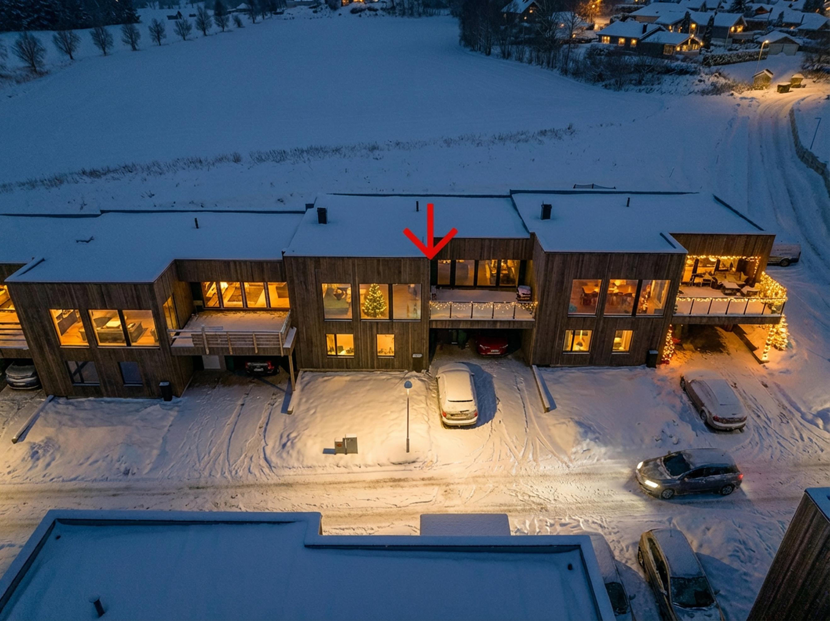 Attentus har gleden av å presentere denne fine boligen i all sin juleprakt. Det gjøres oppmerksom på at bildet er KI generert, og avviker fra virkeligheten.