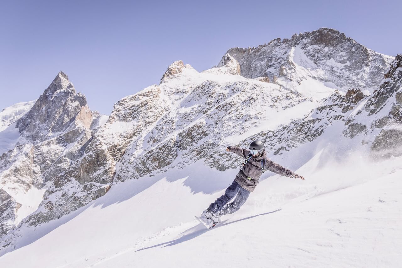Snowboardeur en action à La Grave