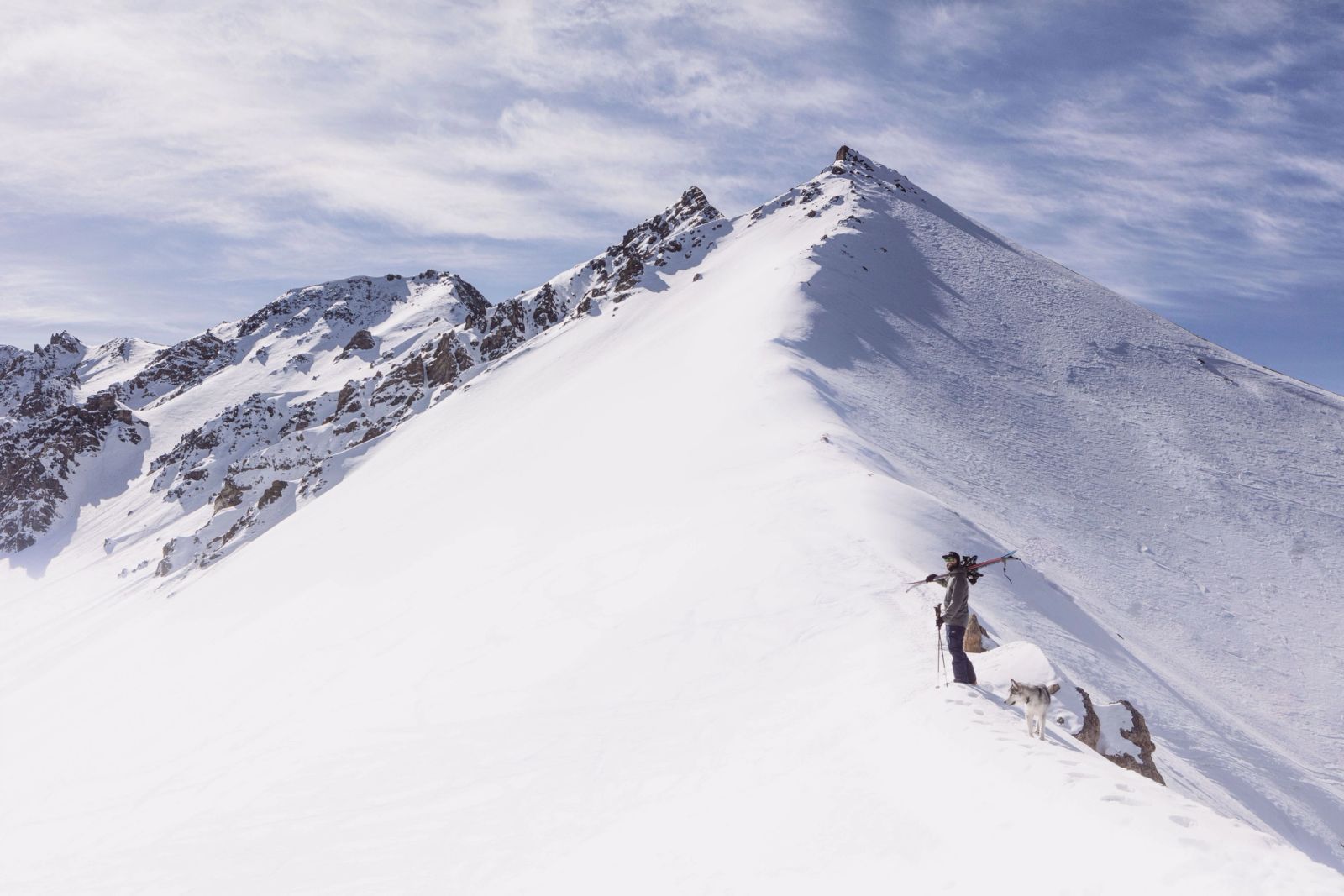 Splitboarder profitant de la randonnée près de Cervières