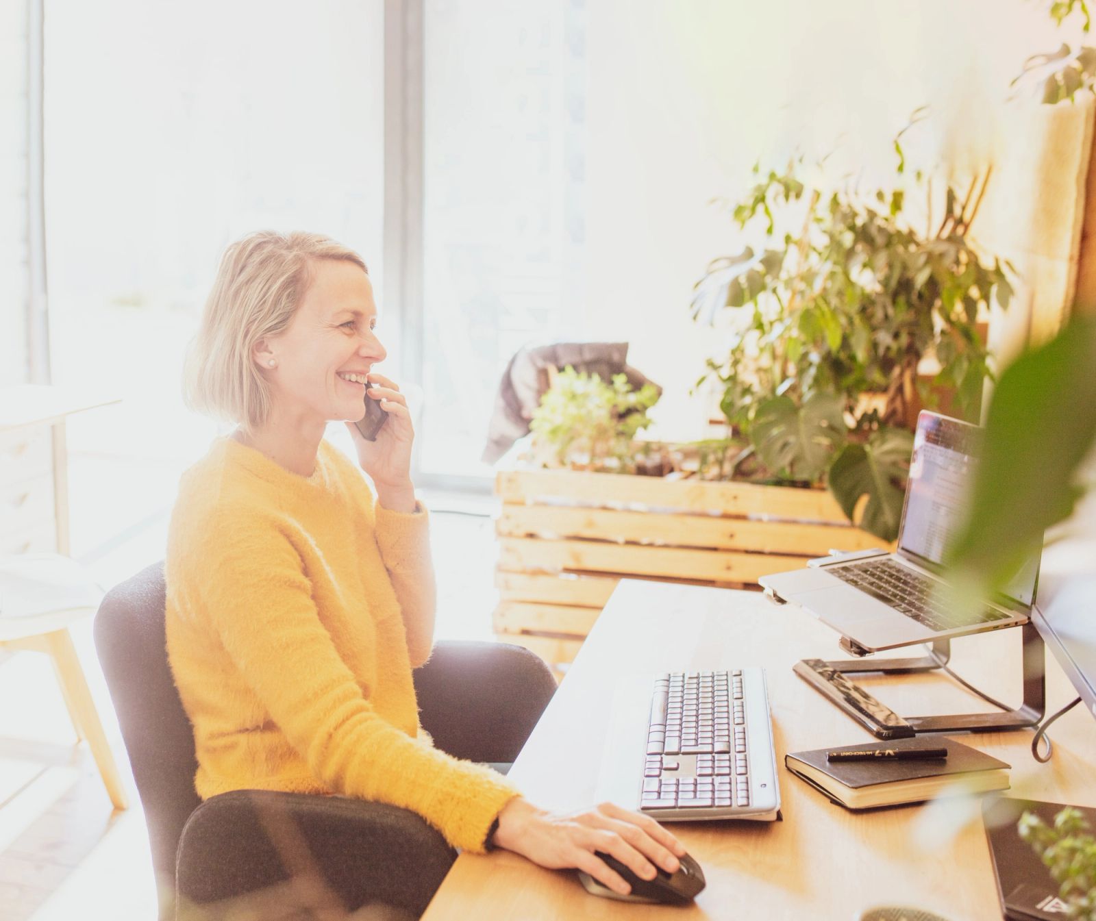 Marketa de Go Alpes aidant un client au téléphone à organiser ses vacances