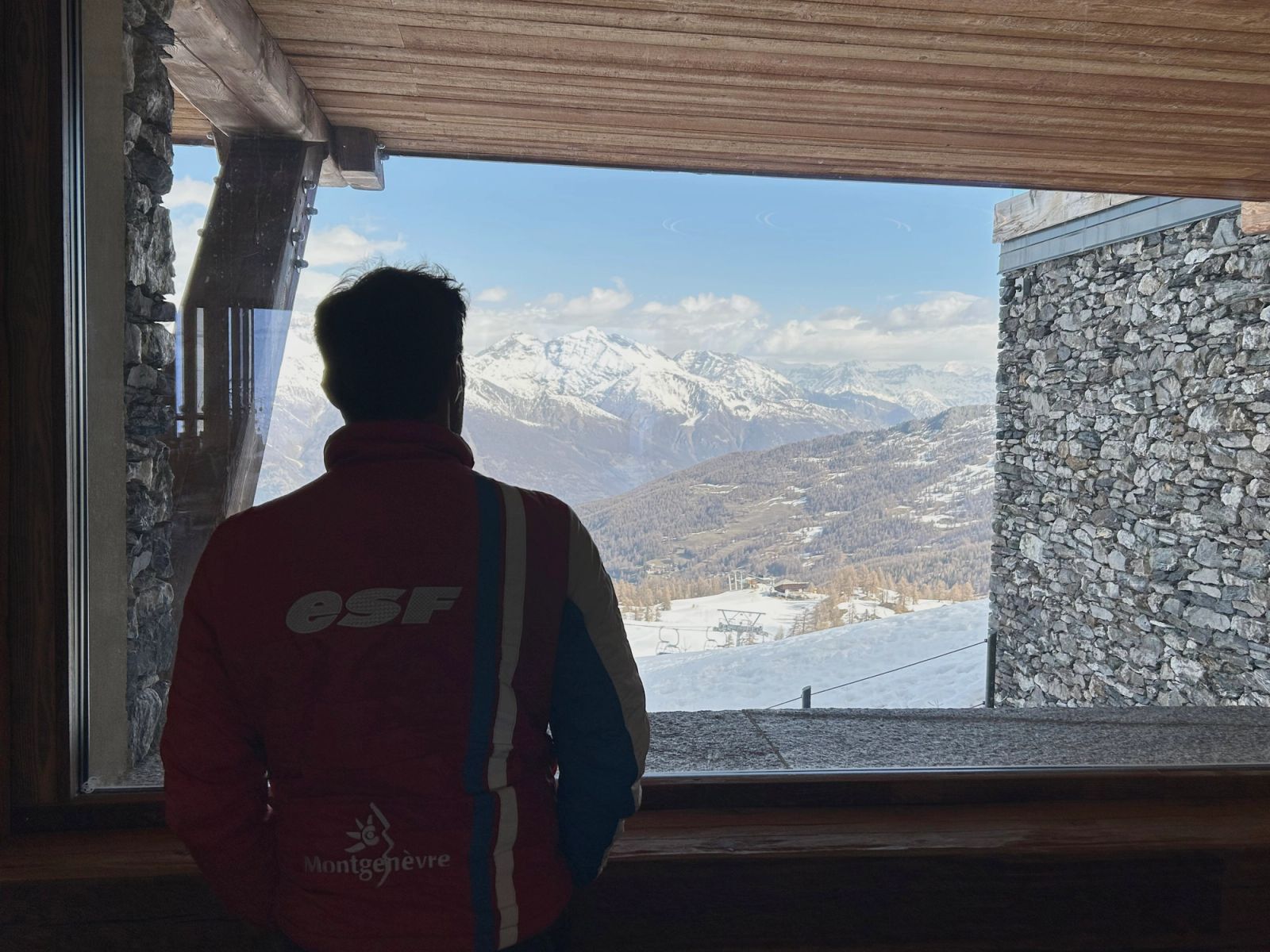 L'instructeur de ski Florian Schwey regarde par la fenêtre d'un restaurant à Sauze d’Oulx