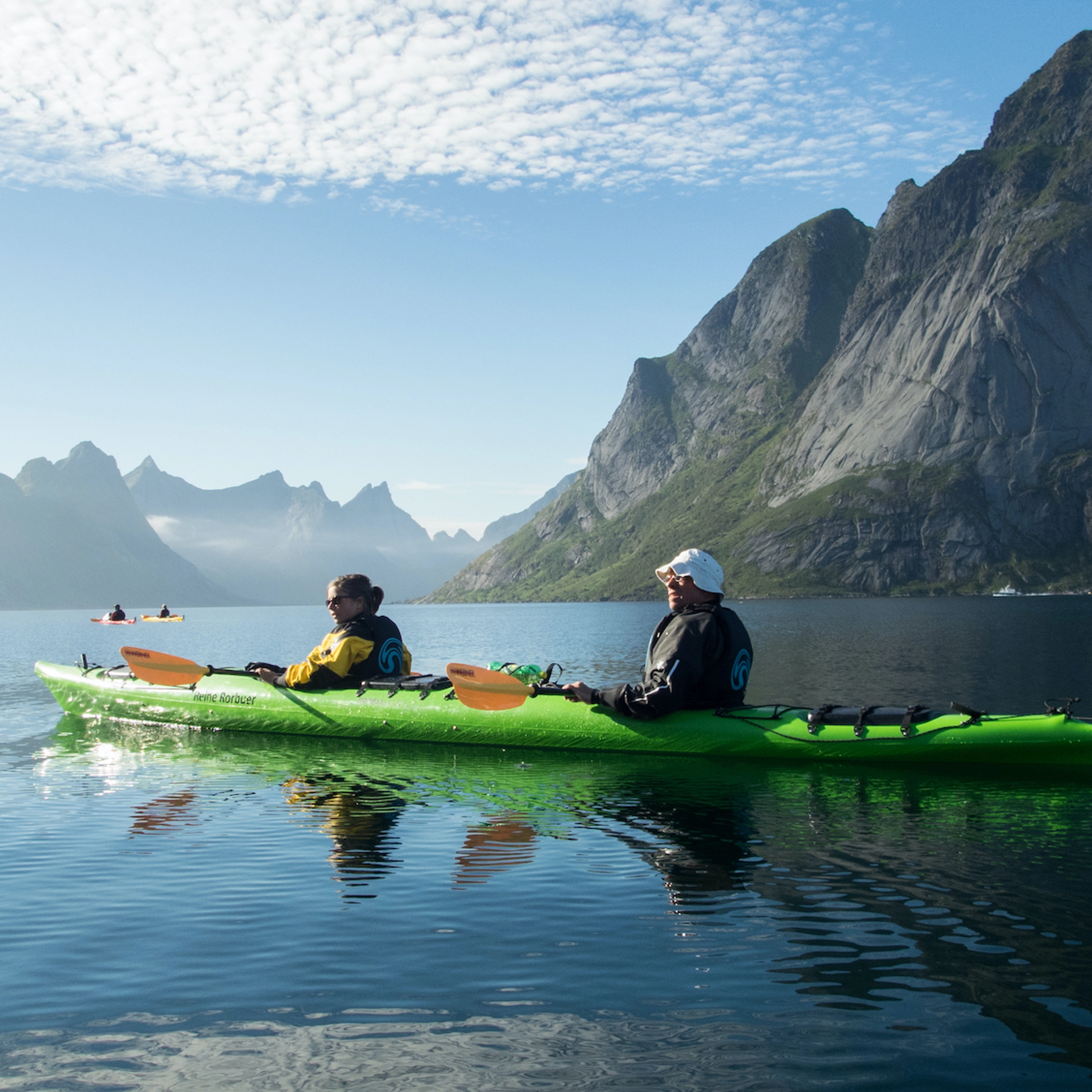 Aktivitäten in Reine - Geführte Kajaktour auf dem Reinefjord an einem sonnigen Tag, Lofoten, Norwegen
