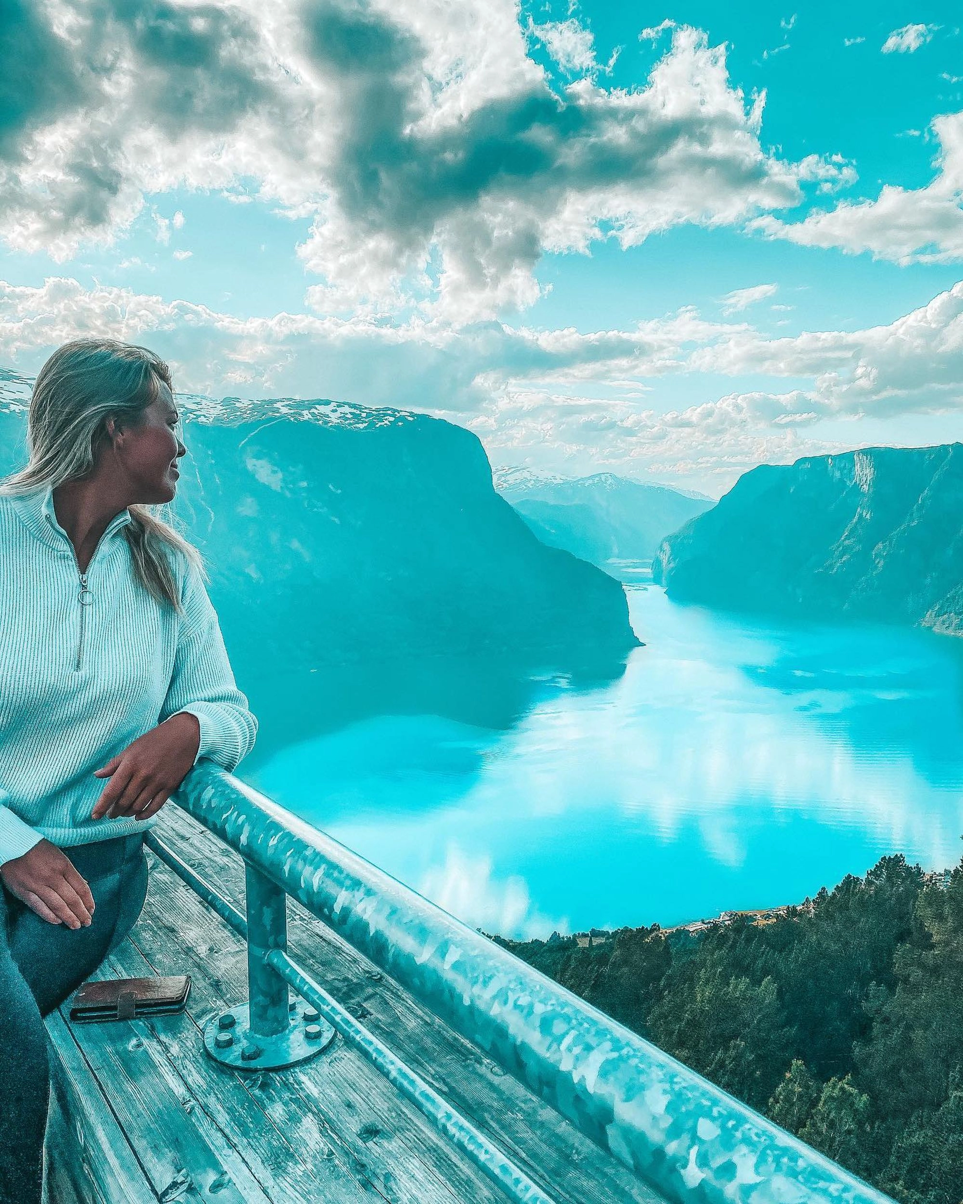 Blick auf den Aurlandsfjord vom Aussichtspunkt Stegastein - Aurland, Norwegen