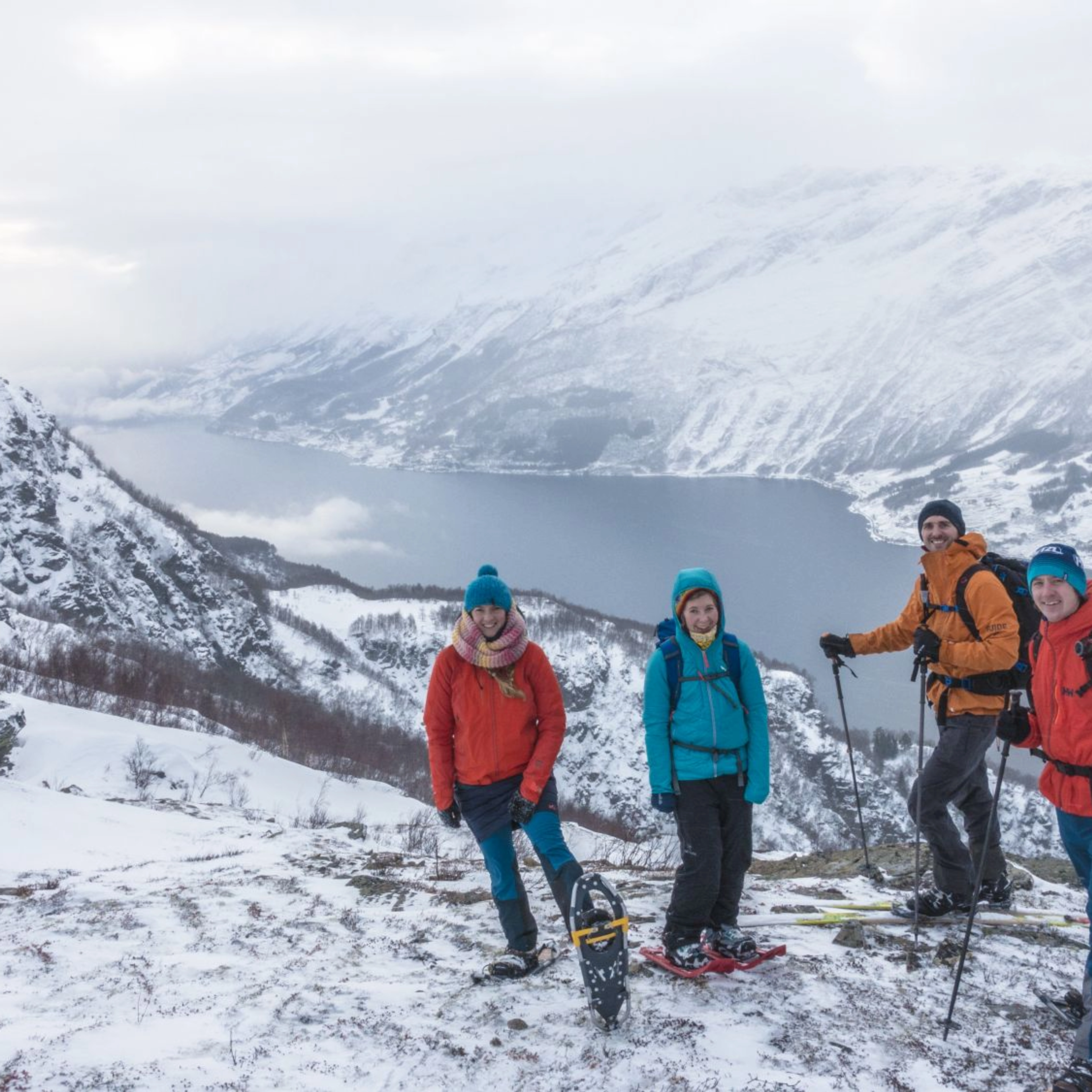 Glückliche Wanderer auf dem Dronningstien - Kinsarvik-Lofthus, Norwegen