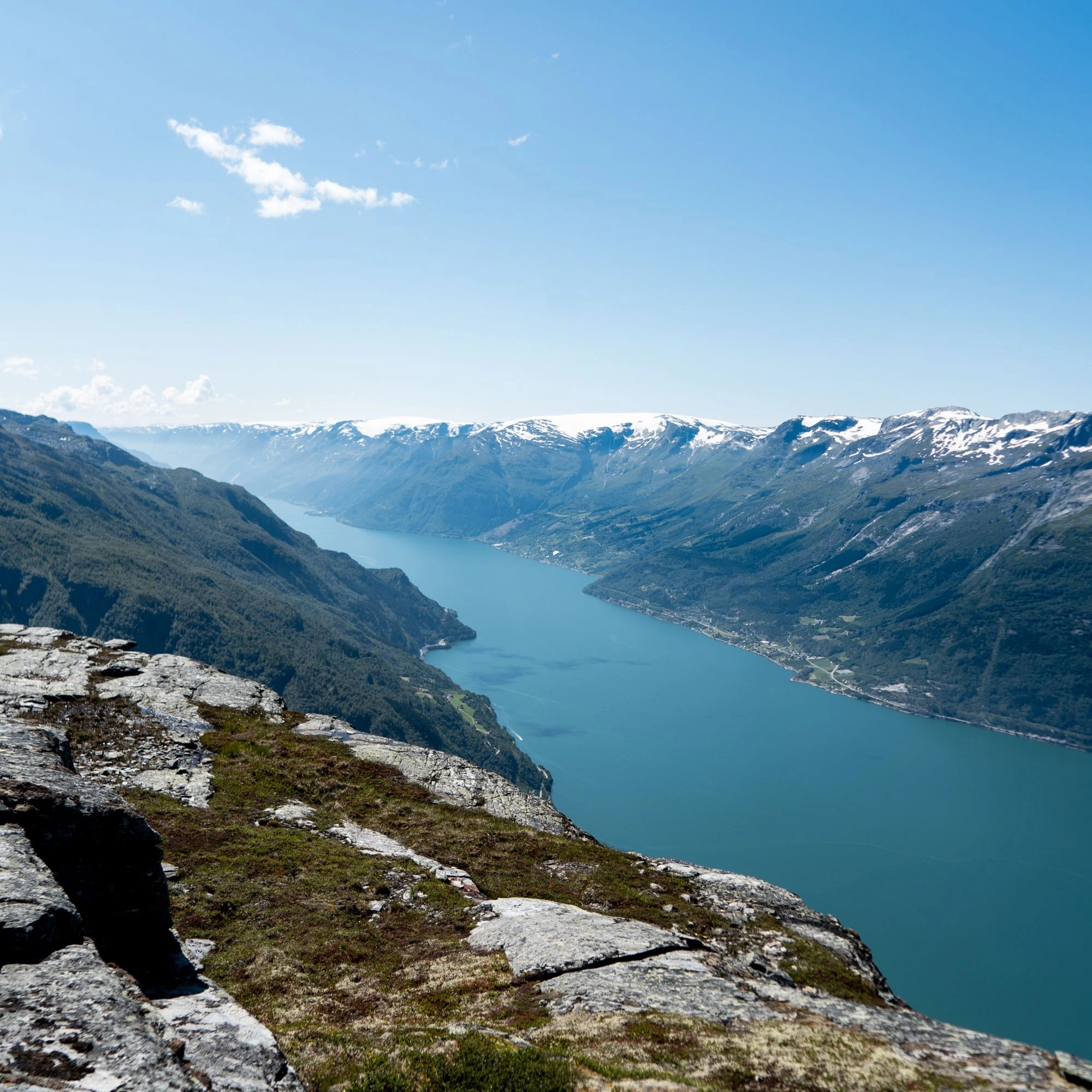 Magnificent view of the Hardangerfjord - Guided mountain hike on the Dronningstien between Kinsarvik and Lofthus, Norway