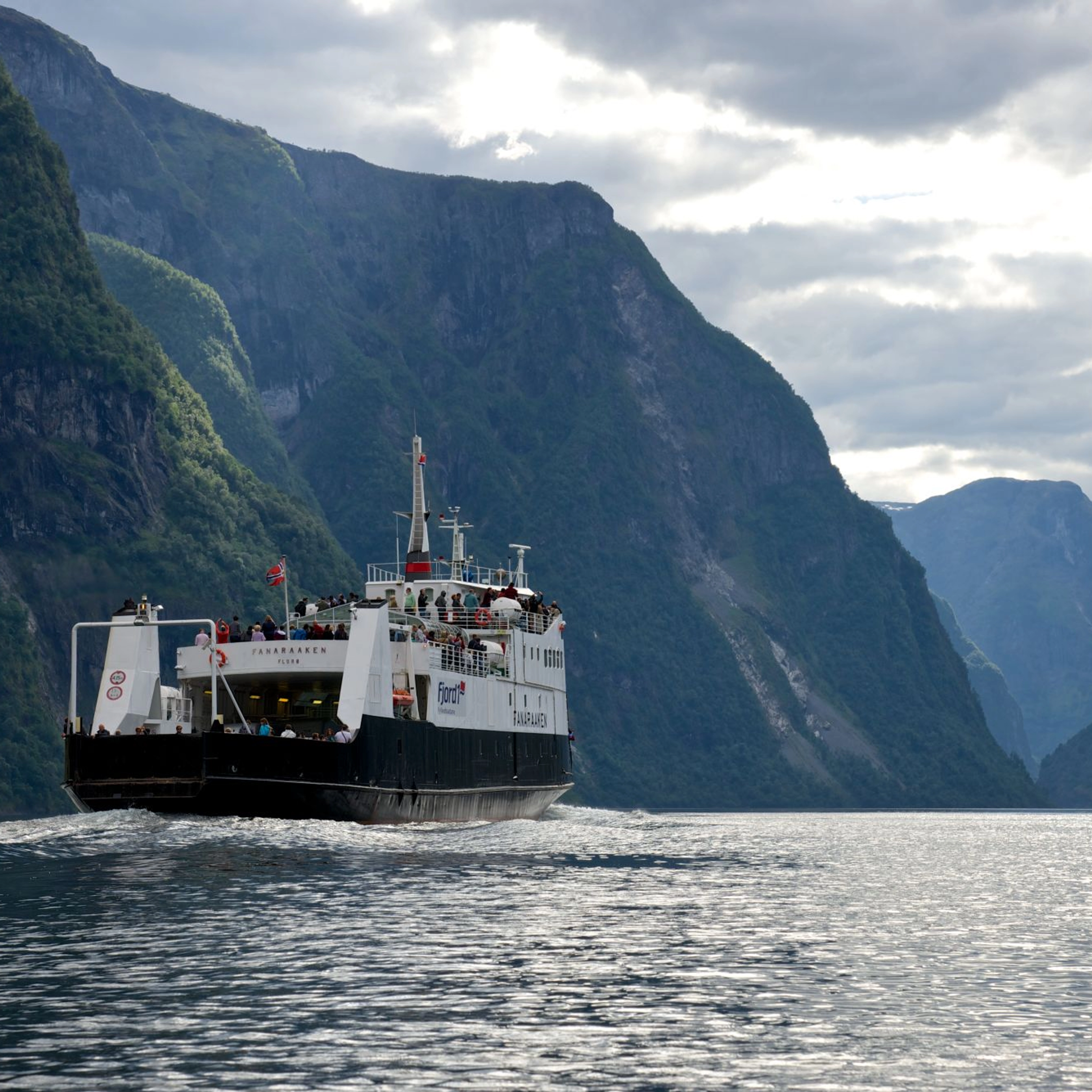 Fähre auf dem Nærøyfjorden - Gudvangen - Kaupanger - Norwegen