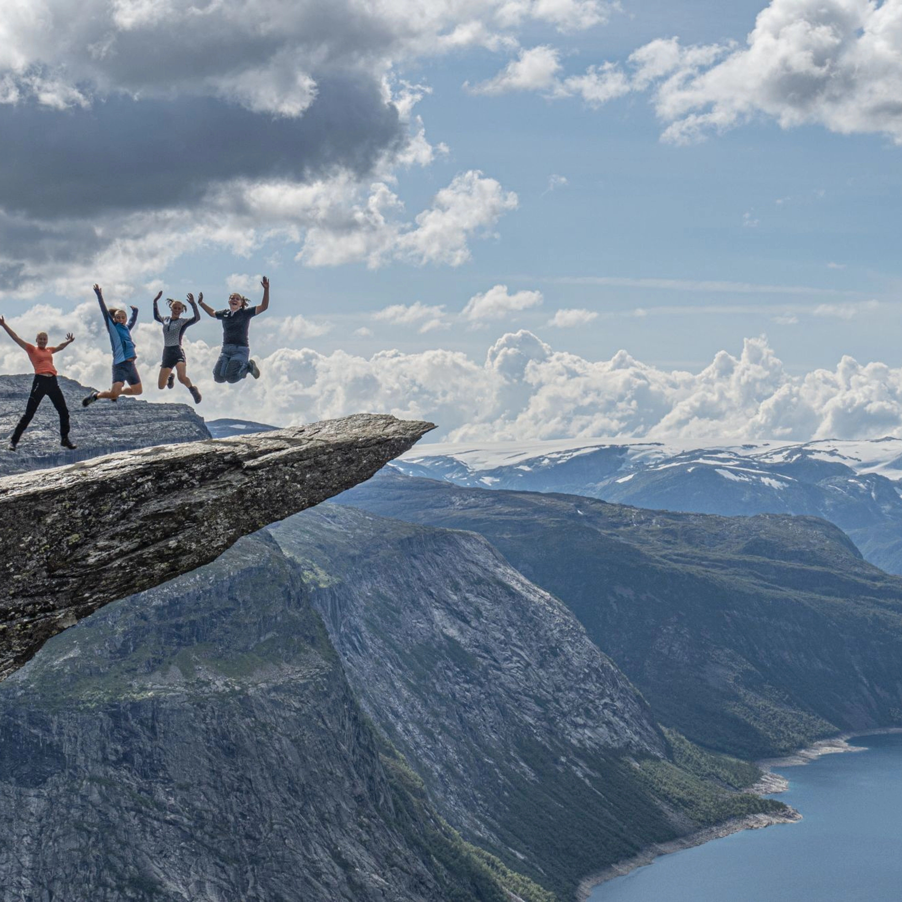 Klassische Trolltunga-Wanderung  -Glückliche Wanderer auf der Trolltunga - Odda, Norwegen