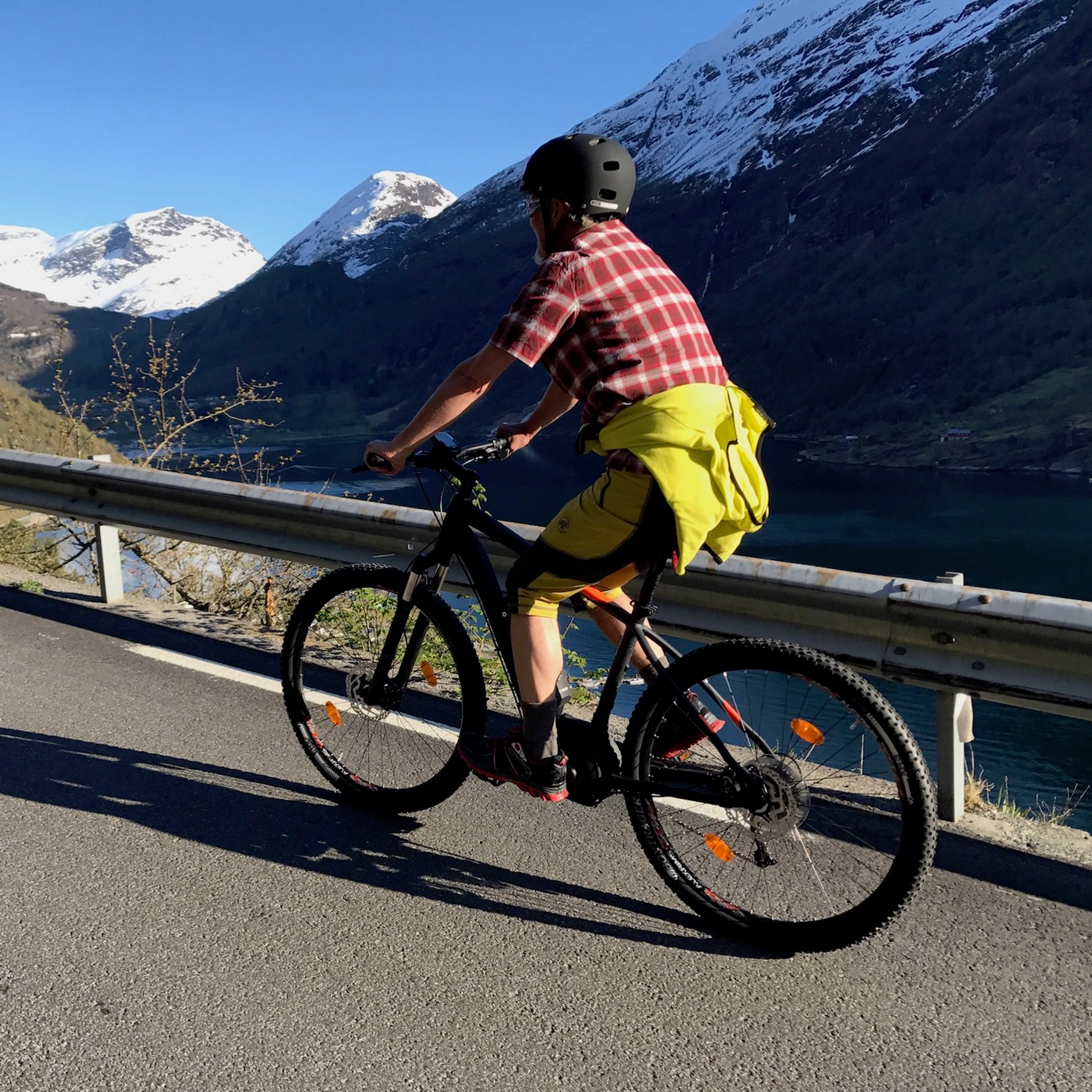 Aktivitäten in Geiranger - E-Bike-Verleih in Geiranger, Auf dem Weg zum Aussichtspunkt über den Geirangerfjord, Norwegen