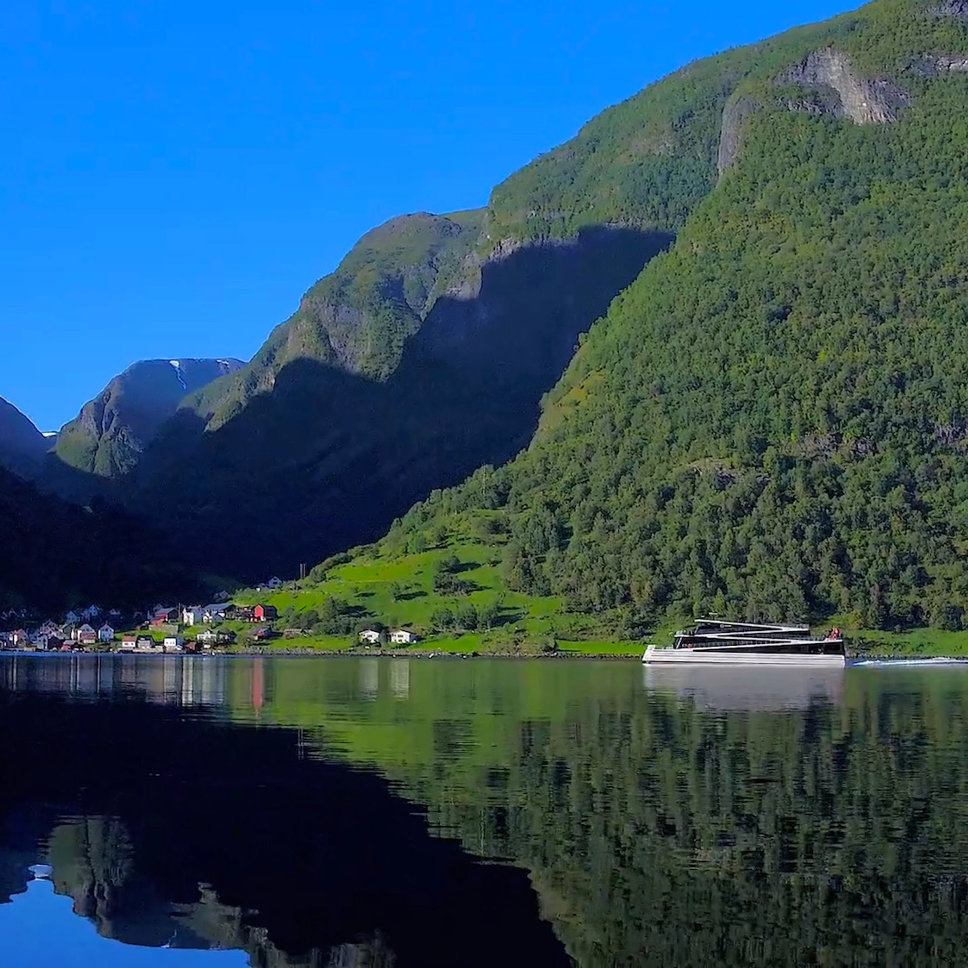 Norge i et nøtteskall® - Elektrisk fjordcruise på Nærøyfjorden