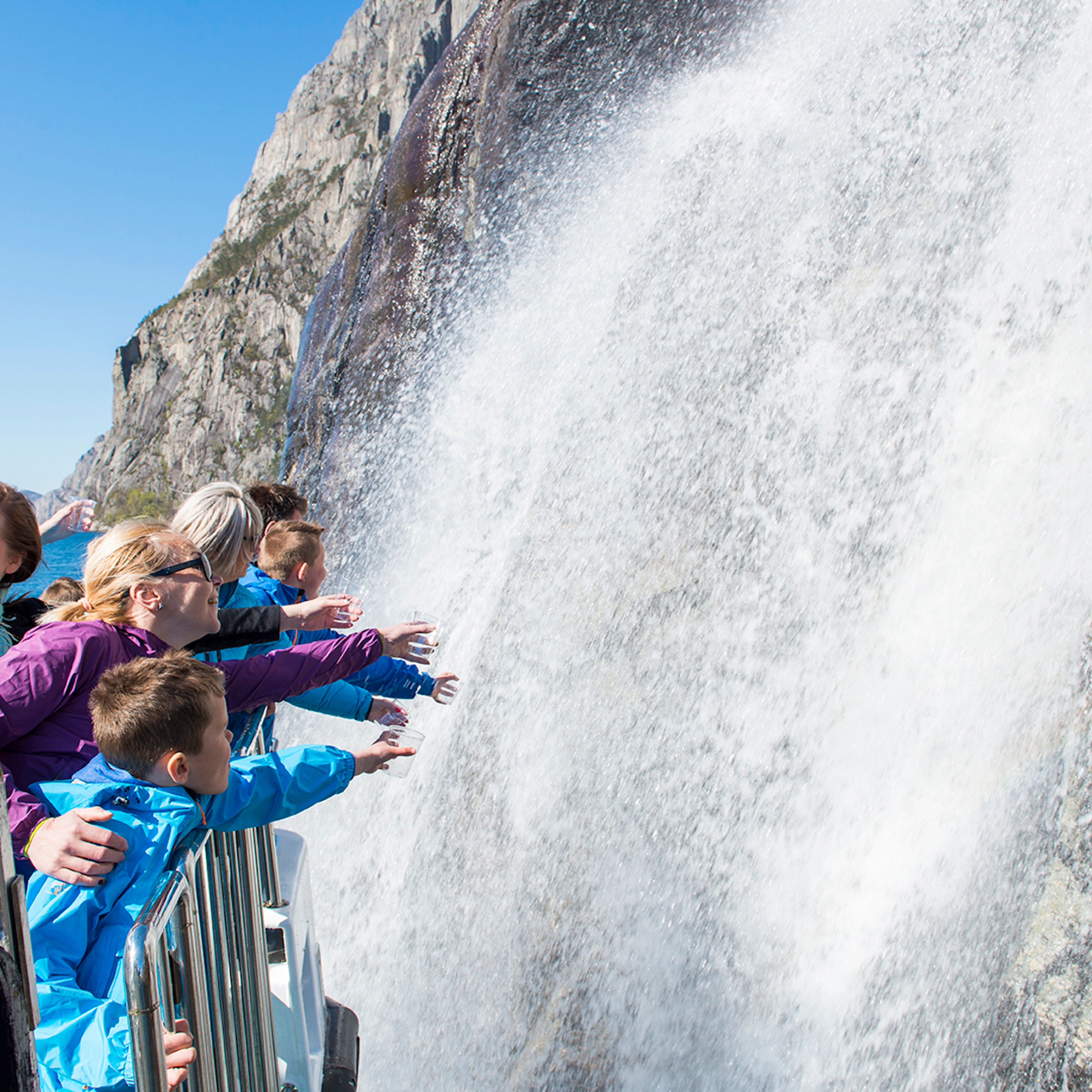 In der Nähe des Wasserfalls im Lysefjord- Lysefjord in a nutshell