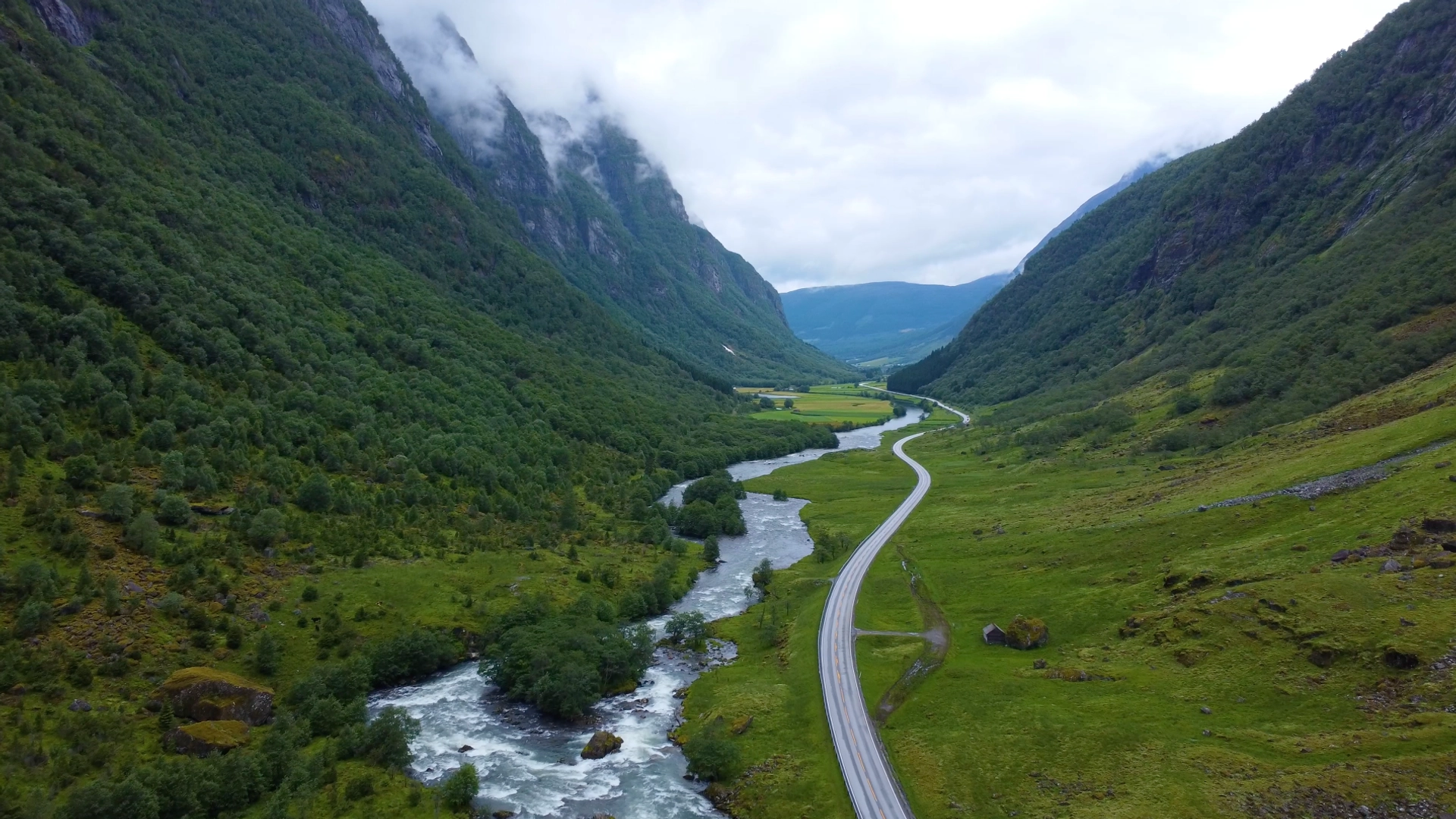 Nærøydalen hinunter nach Gudvangen - Gudvangen, Norwegen