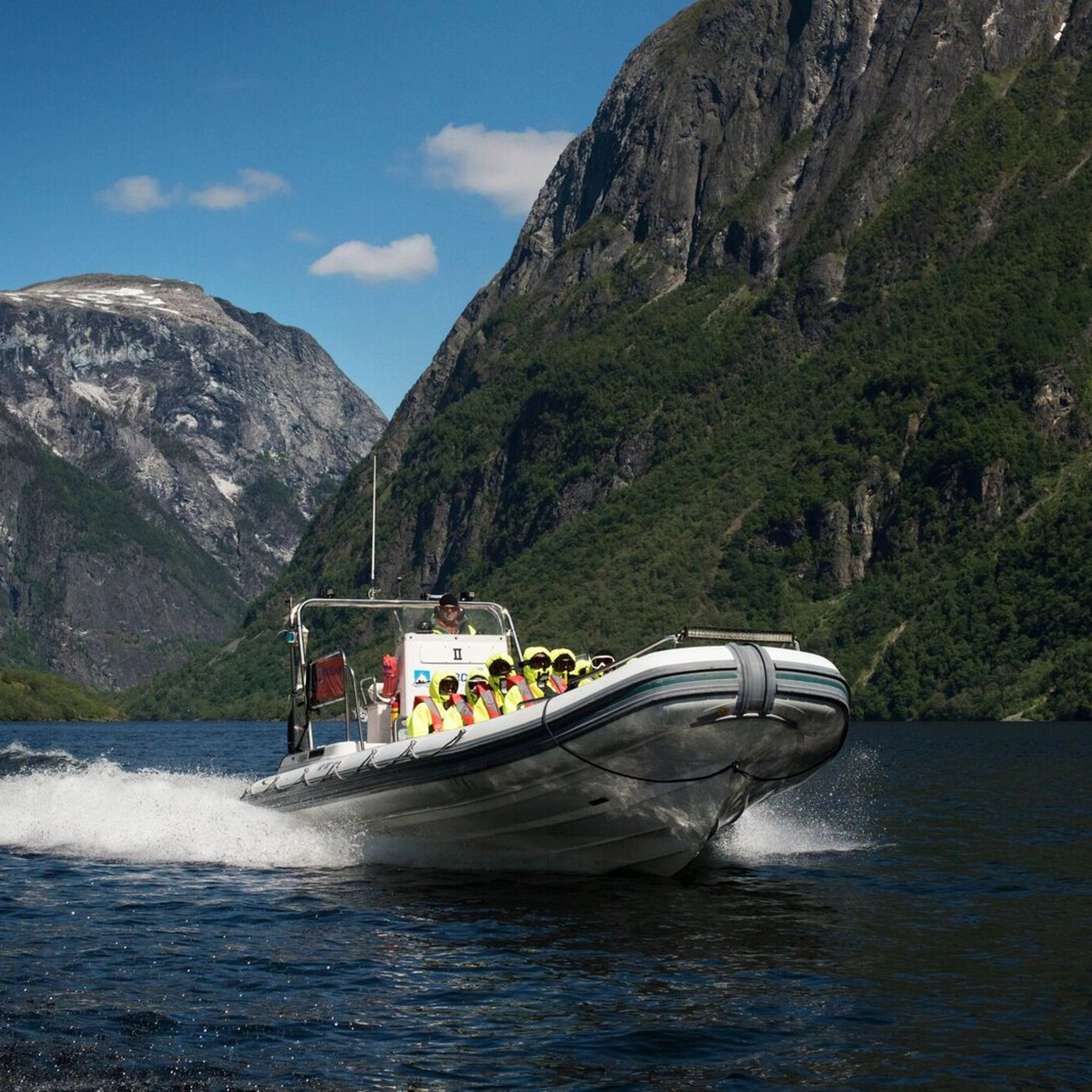 Hohe Geschwindigkeit auf dem Nærøyfjord – Heritage RIB-Bootstour in Flåm, Norwegen