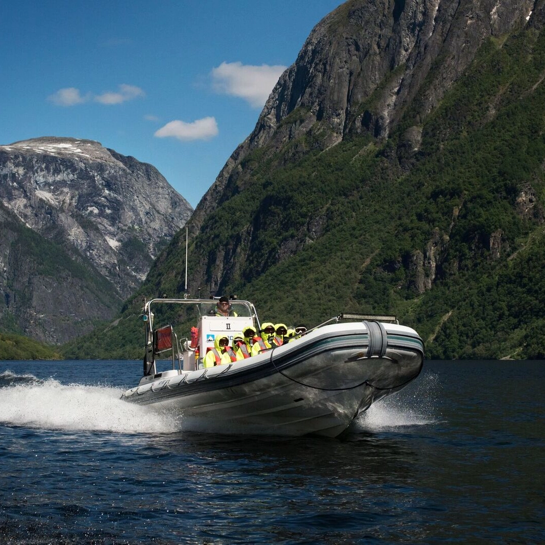 Full fart på Nærøyfjorden - Historisk RIB båttur i Flåm