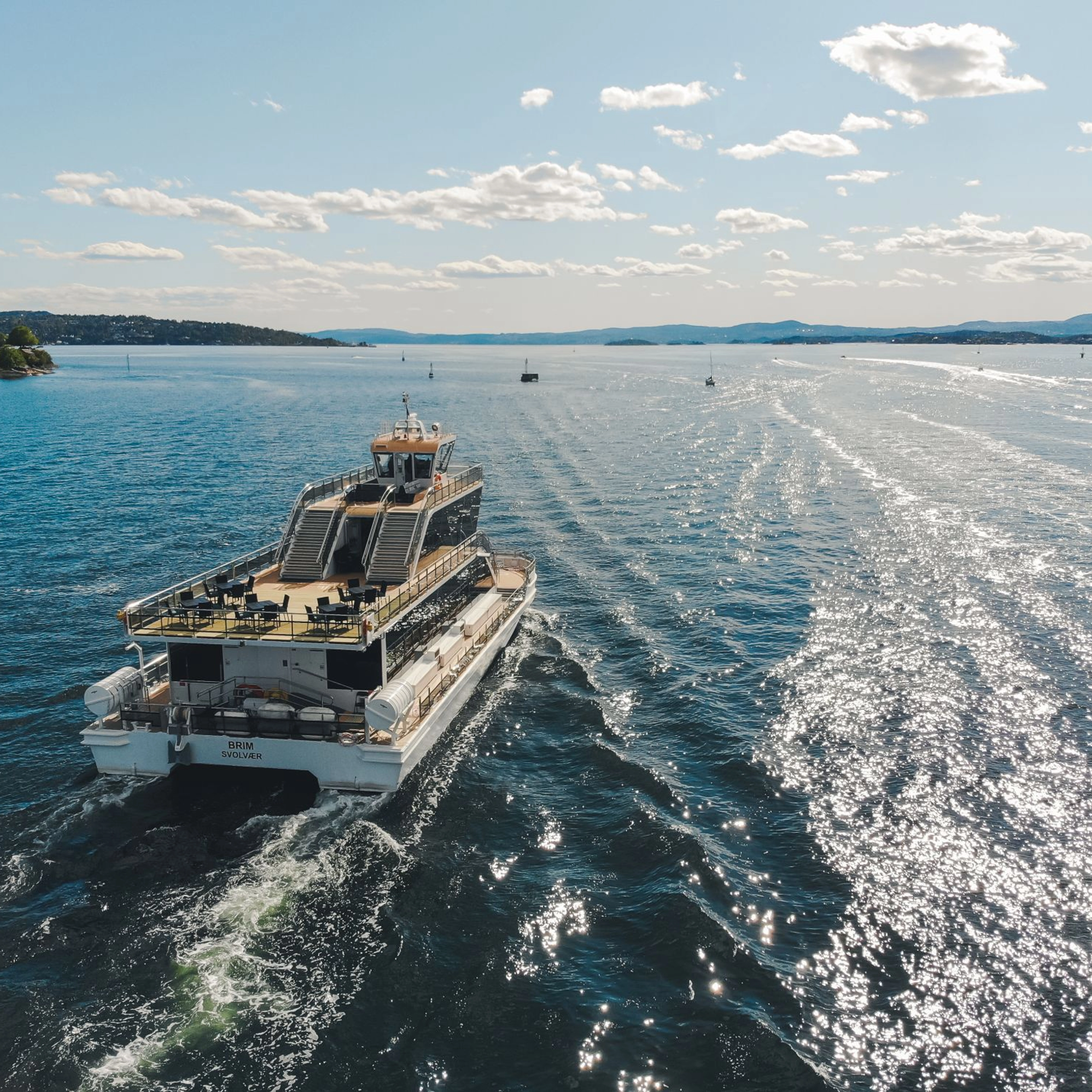 Oslofjordkreuzfahrt mit einem leisen Hybridboot - ein sonniger Tag auf dem Fjord - Oslo, Norwegen