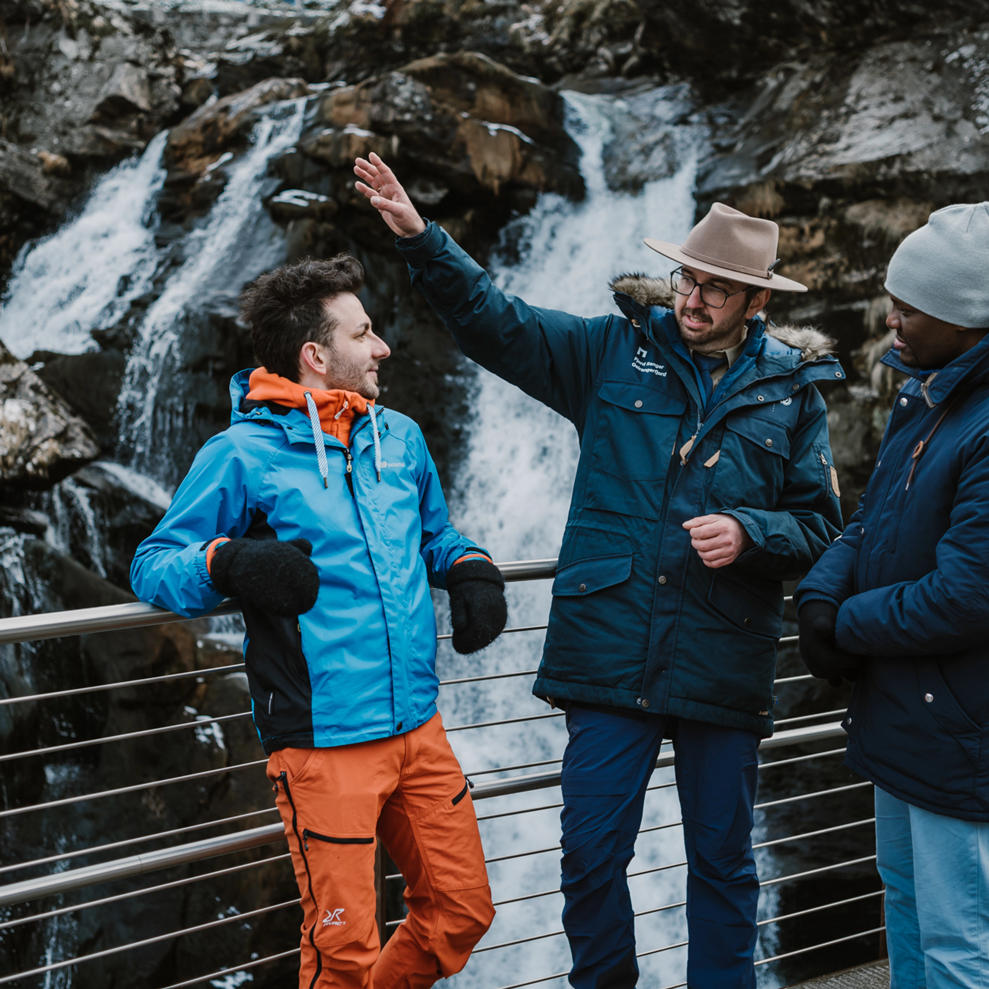 Fjord Ranger erzählt Geschichten auf dem Waterfall Walk in Geiranger - Norwegen