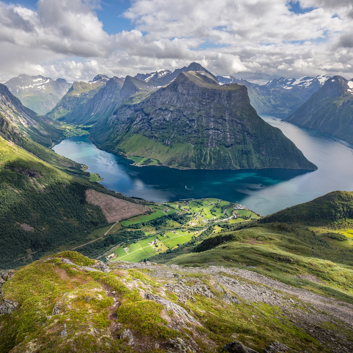 Hjørundfjord Luftaufnahme Sunnmøre Alpen norwegischer Fjord Luftaufnahme des unberührten Hjørundfjord mit Sunnmøre Alpen die aus kristallklarem Wasser bei Ålesund Norwegen aufragen