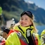 Glückliche Menschen auf einer RIB-Bootstour auf dem Nærøyfjord – Heritage RIB-Bootstour in Flåm, Norwegen
