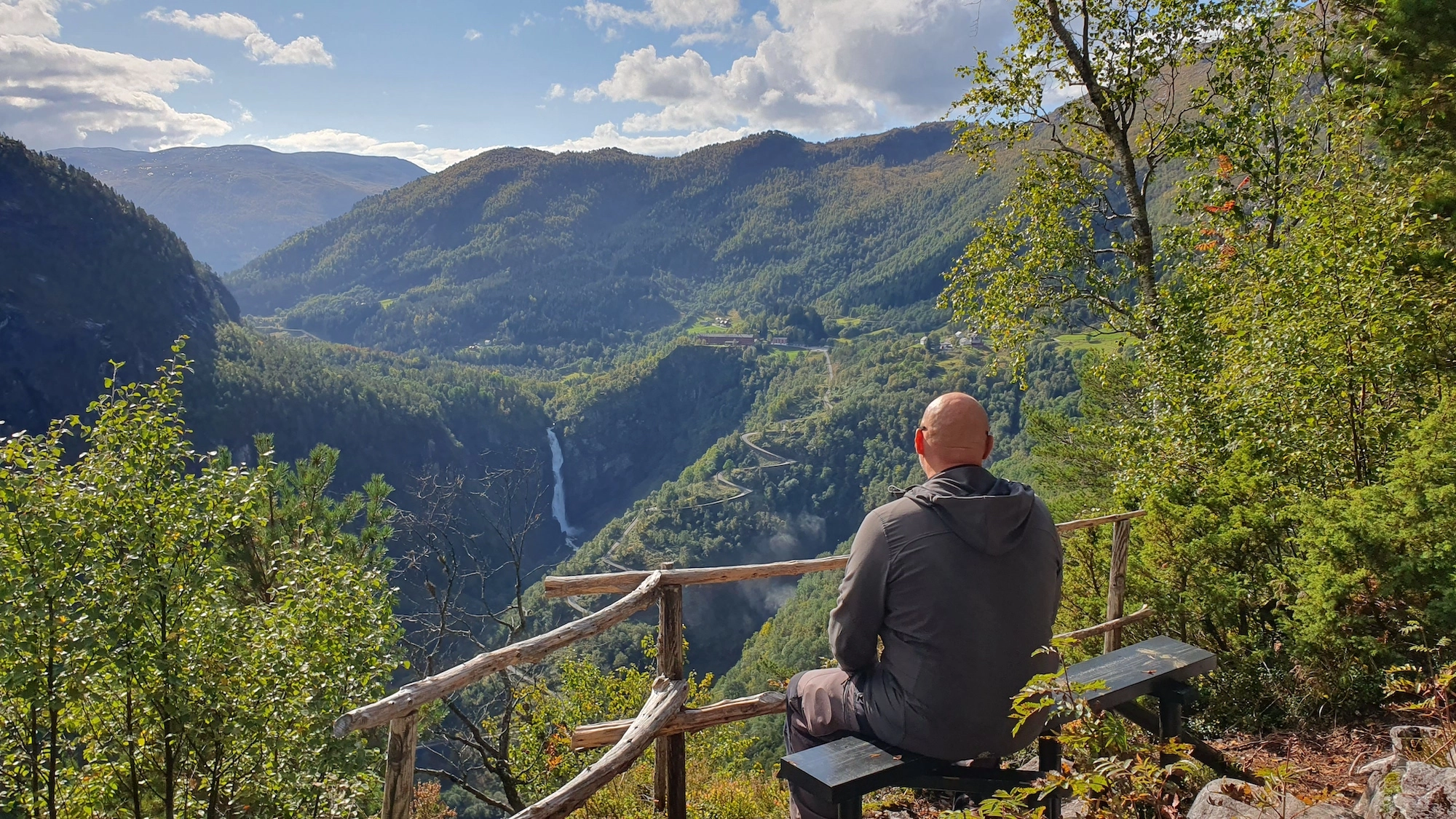 Utsikt mot Stalheimsfossen fra Gudvangen Spektakulær utsikt mot Stalheimsfossen og Stalheim Hotel fra en turvei i Gudvangen, omgitt av dramatiske fjell i Vestlandet.