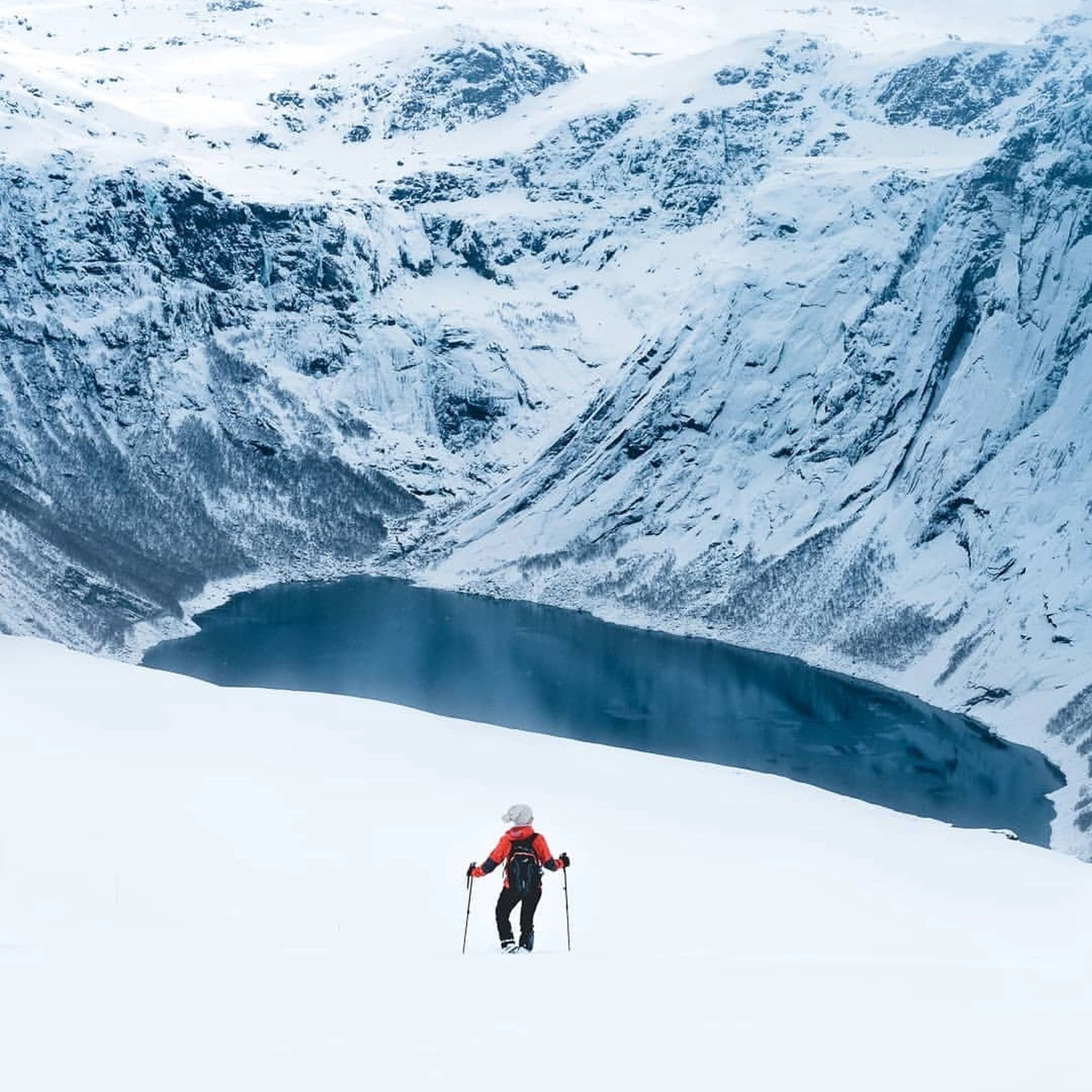 Fantastische Aussichten bei einer Winterreise nach Trolltunga - Odda, Norway