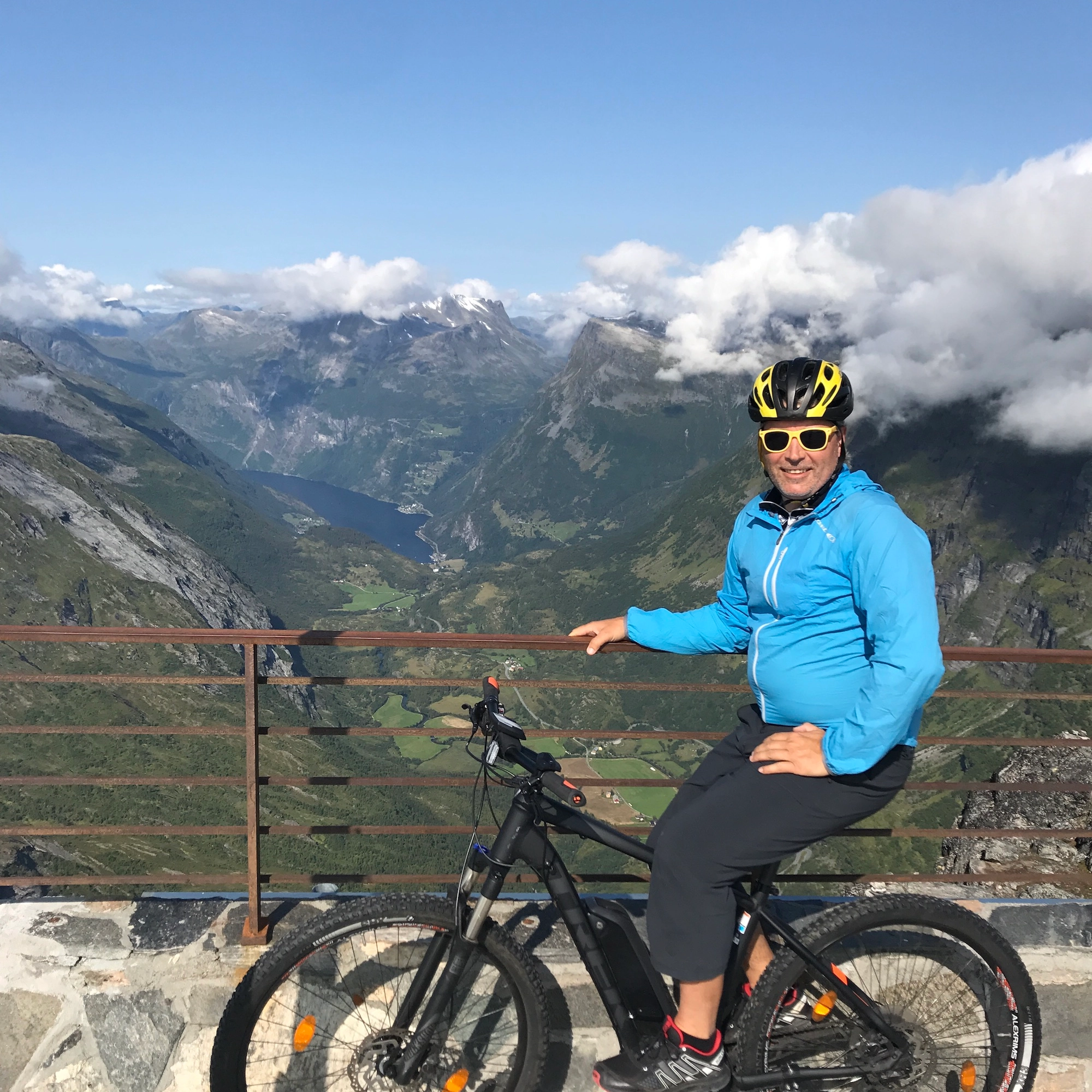 Elektrofahrradverleih in Geiranger Elektrofahrradverleih in Geiranger - Blick auf Geiranger-Geirangerfjord