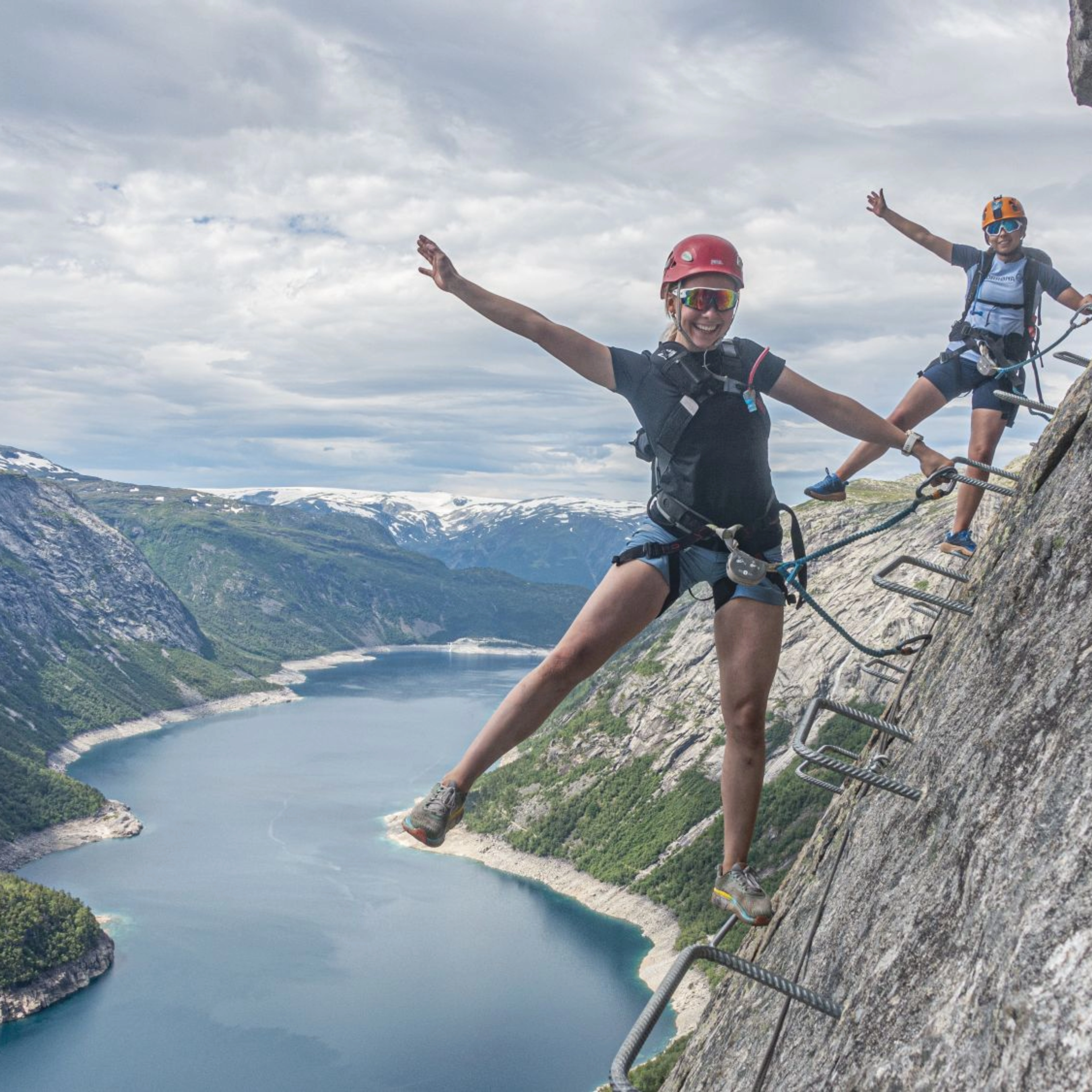 Glückliche Kletterer – Trolltunga Via Ferrata Glamping-Tour – Odda, Norwegen