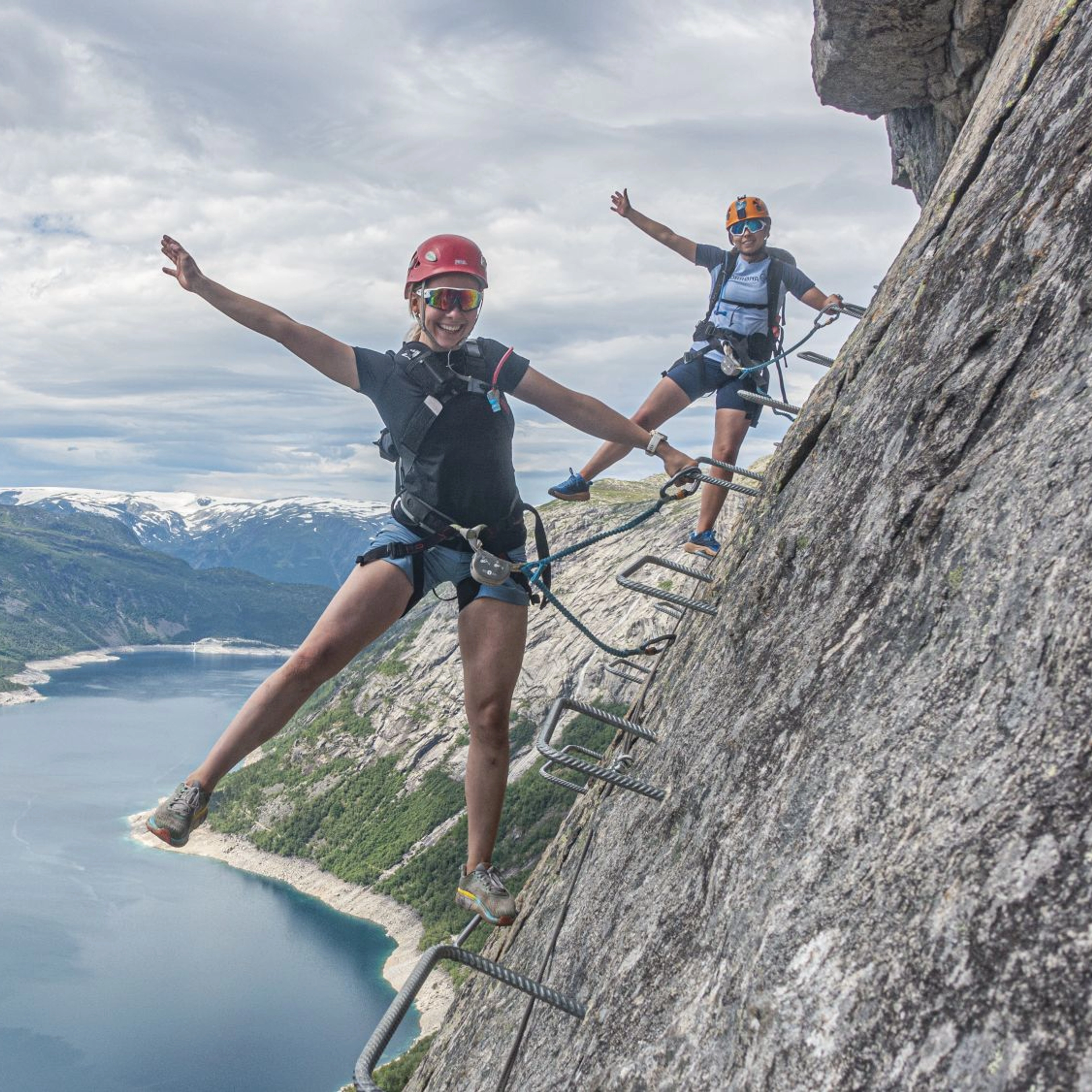 Fröhliche Mädels auf den Klettersteig zur Trolltunga. Odda, Norwegen