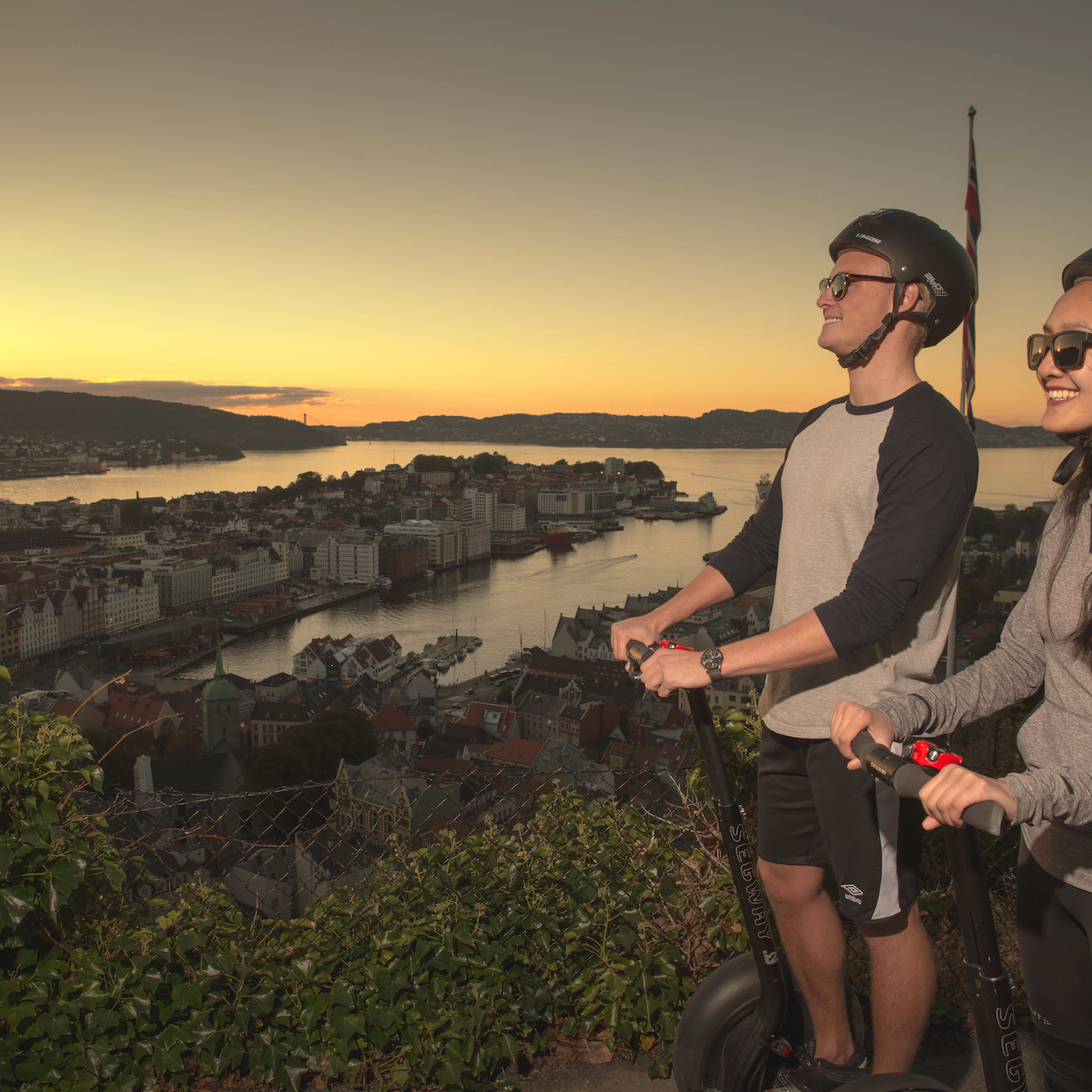 Ting å gjøre i Bergen - Nyter solnedgangen på en guidet Segway tur -Bergen by night