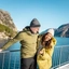 Paar auf der Fjordkreuzfahrt auf dem Lysefjord –  - Lysefjord in a nutshell, Norwegen