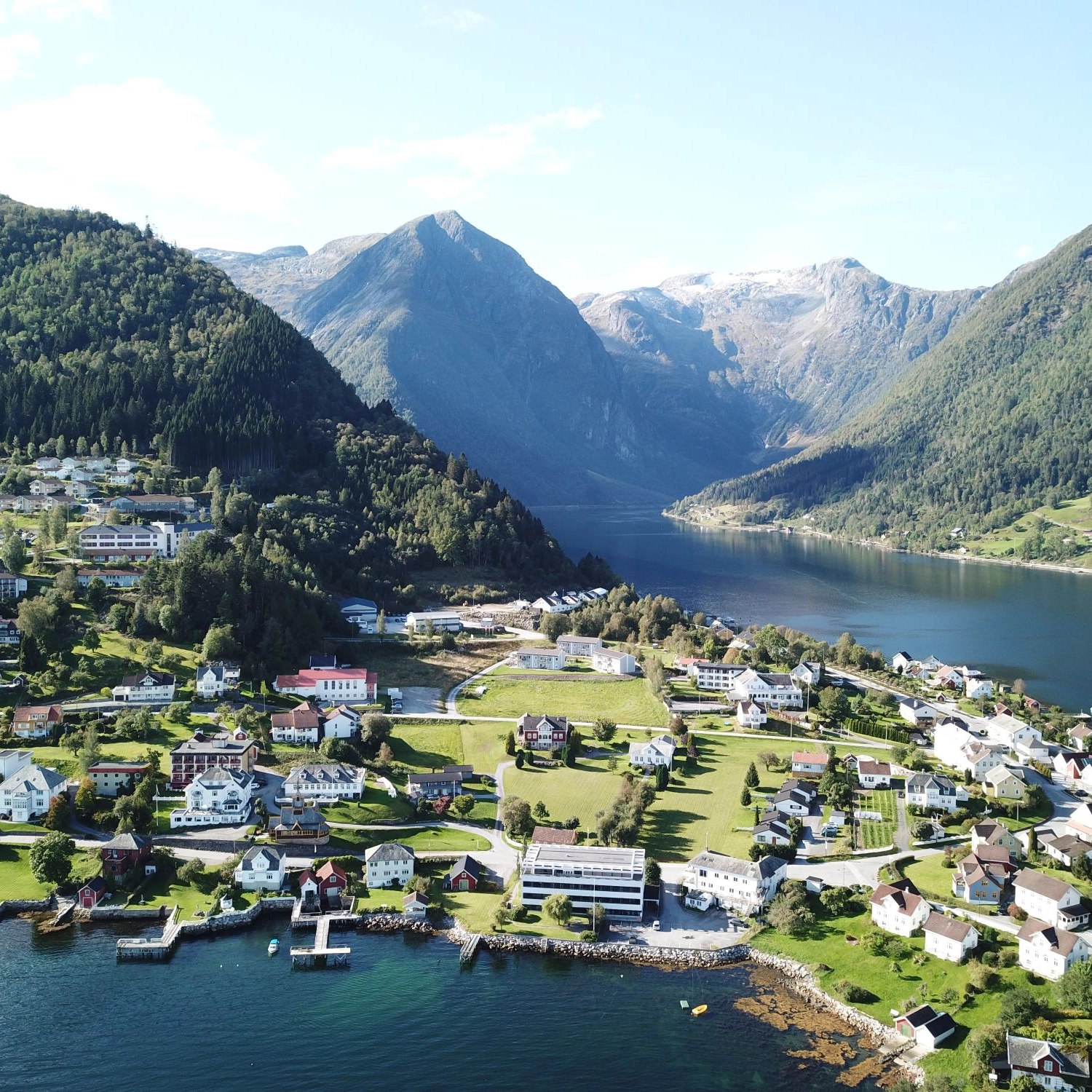 Midtnes Hotel - Panoramablick auf Balestrand, Sognefjord, Norwegen