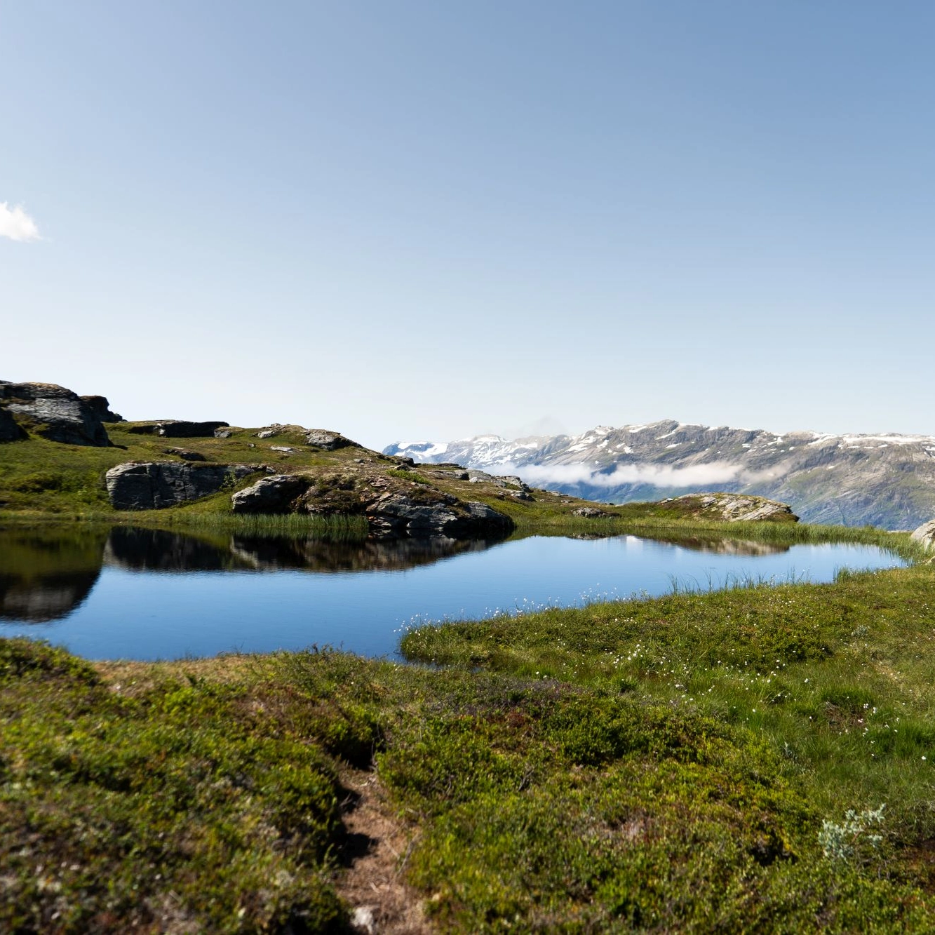 Guided mountain hike on the Dronningstien between Kinsarvik and Lofthus, Norway