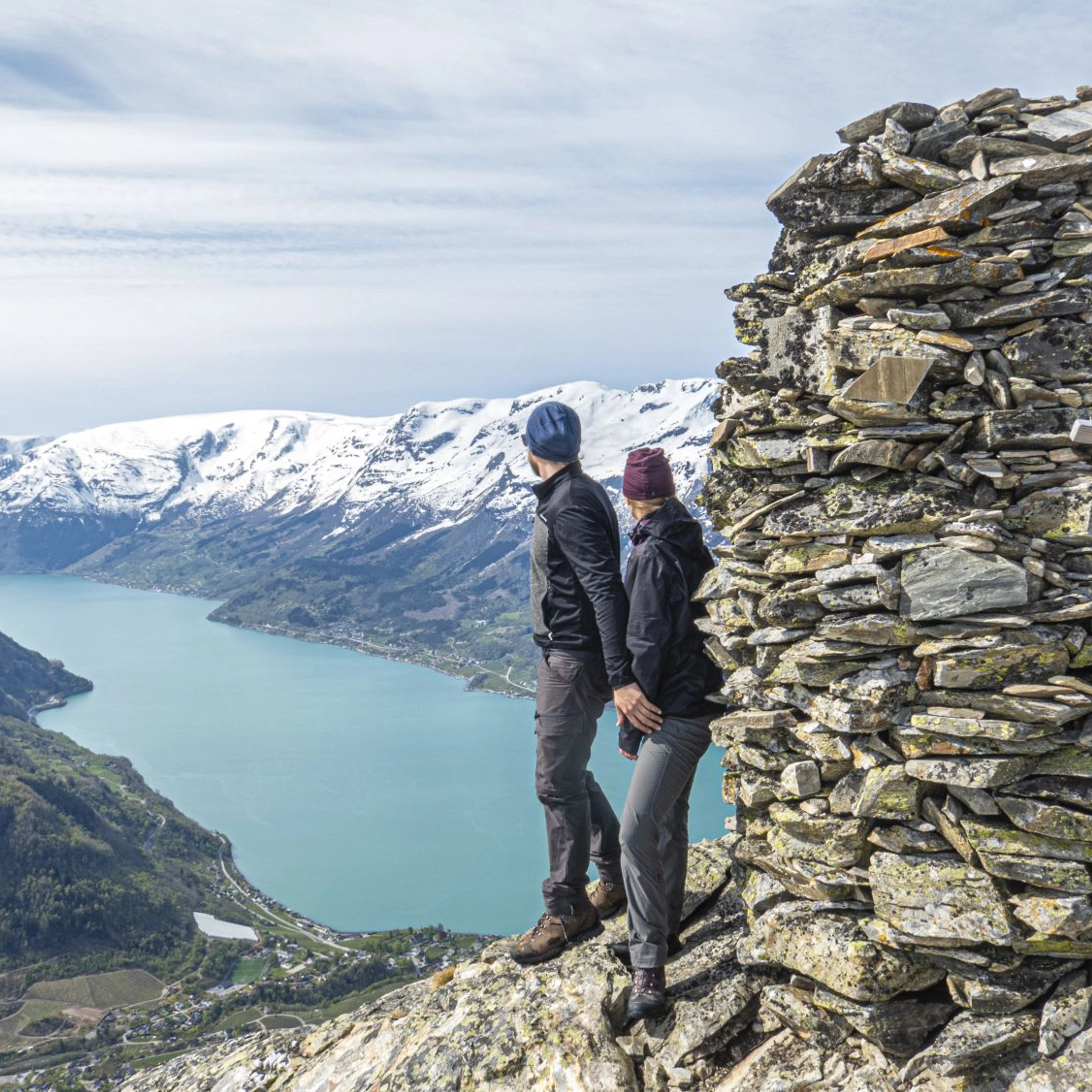 Blick auf den Hardangerfjord - Geführte wanderung auf den Dronningstien - Lofthus, Norwegen