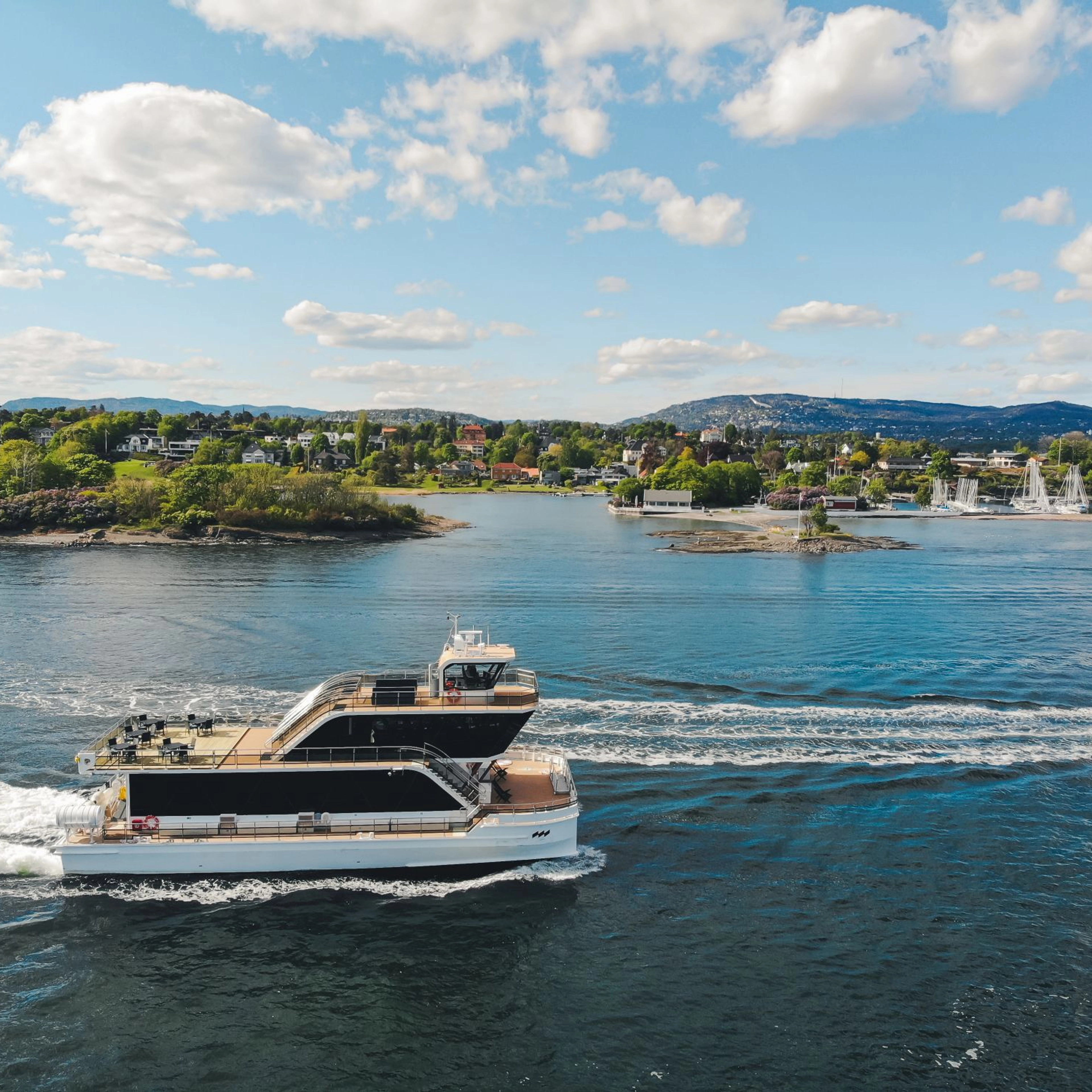 Oslofjordkreuzfahrt mit einem ruhigen Hybridboot - ein herrlicher Tag auf dem Fjord - Oslo, Norwegen