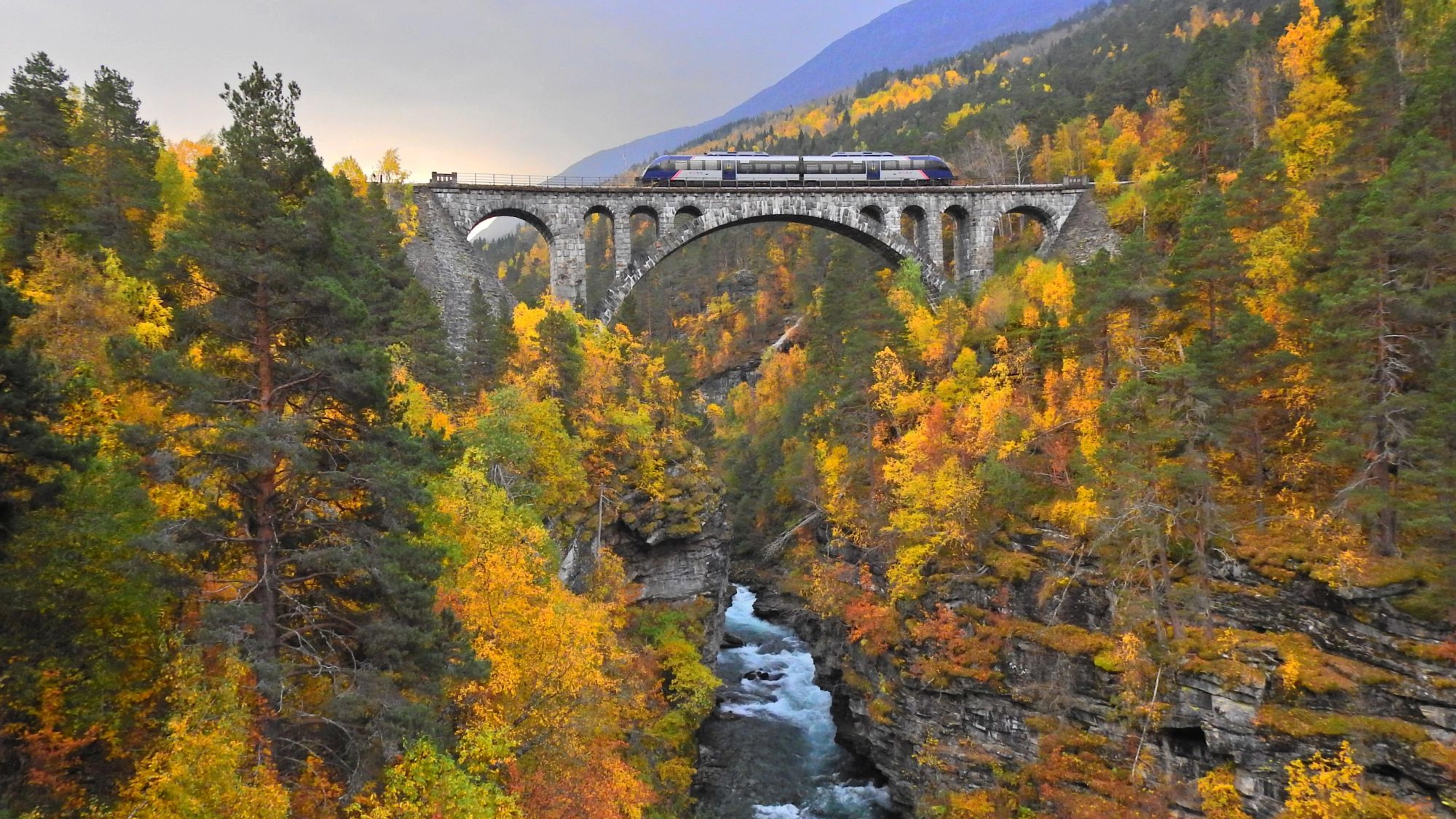 Herbst über Kyllingbru-Brücke, Rauma-Bahn, Åndalsnes - Dombås, Norwegen