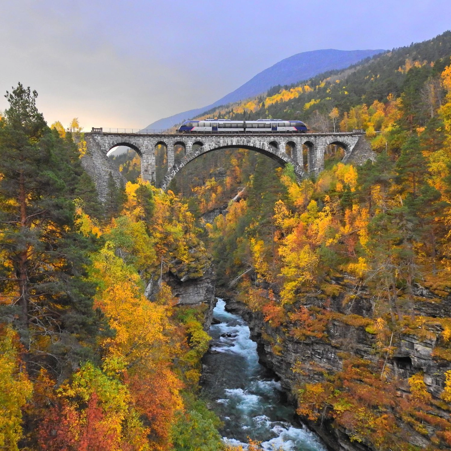 Høst over Kyllingbru bru, Rauma jernbane, Åndalsnes - Dombås