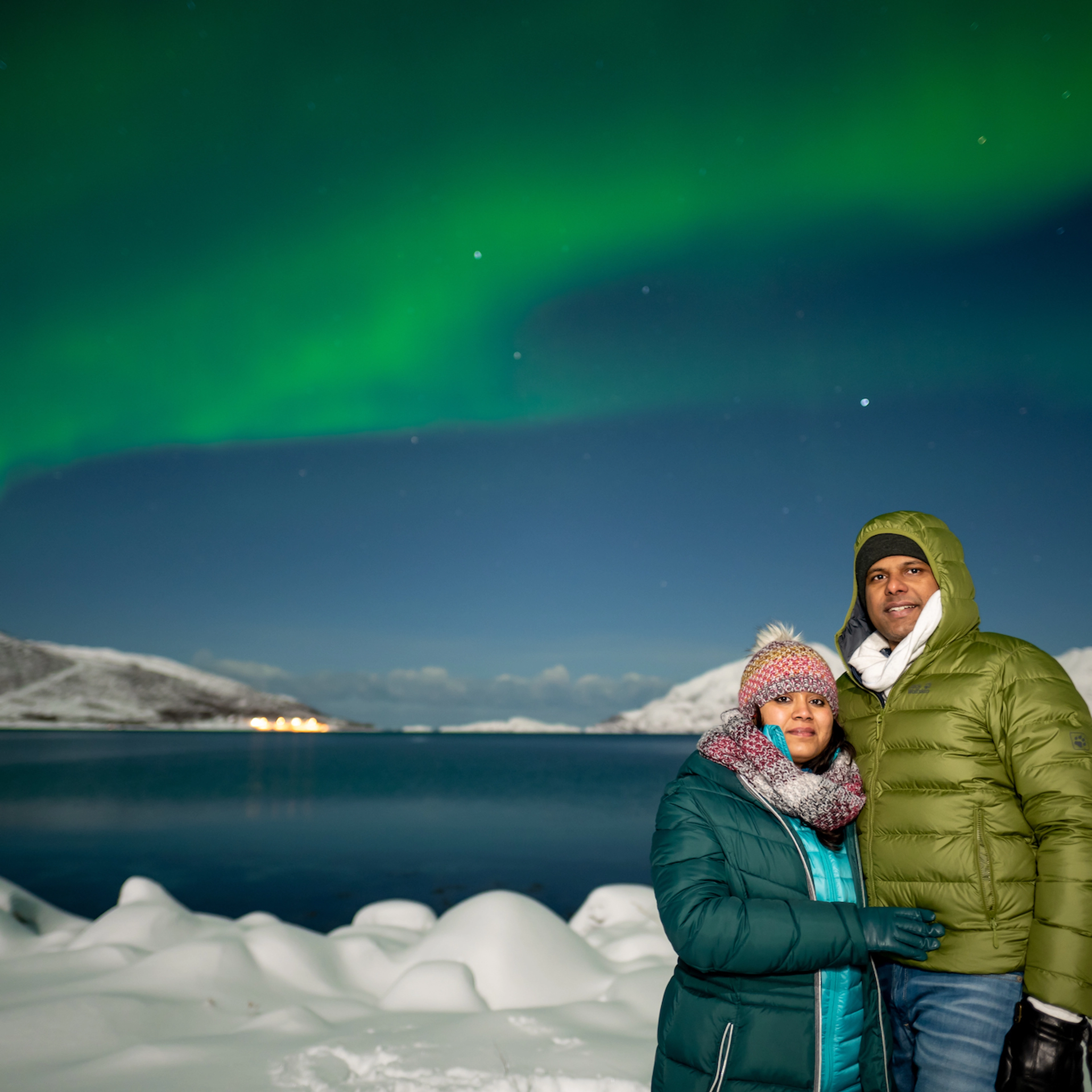Par på en nordlyssafarileir i Tromsø
