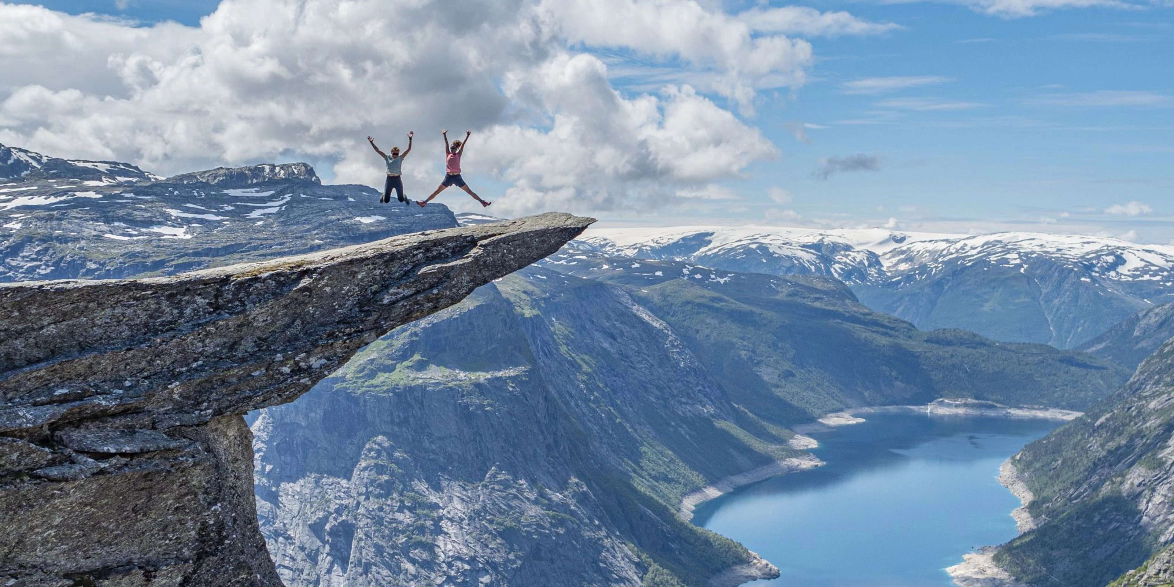 Glückliche Kletterer oben– Trolltunga Via Ferrata Glamping-Tour – Odda, Norwegen