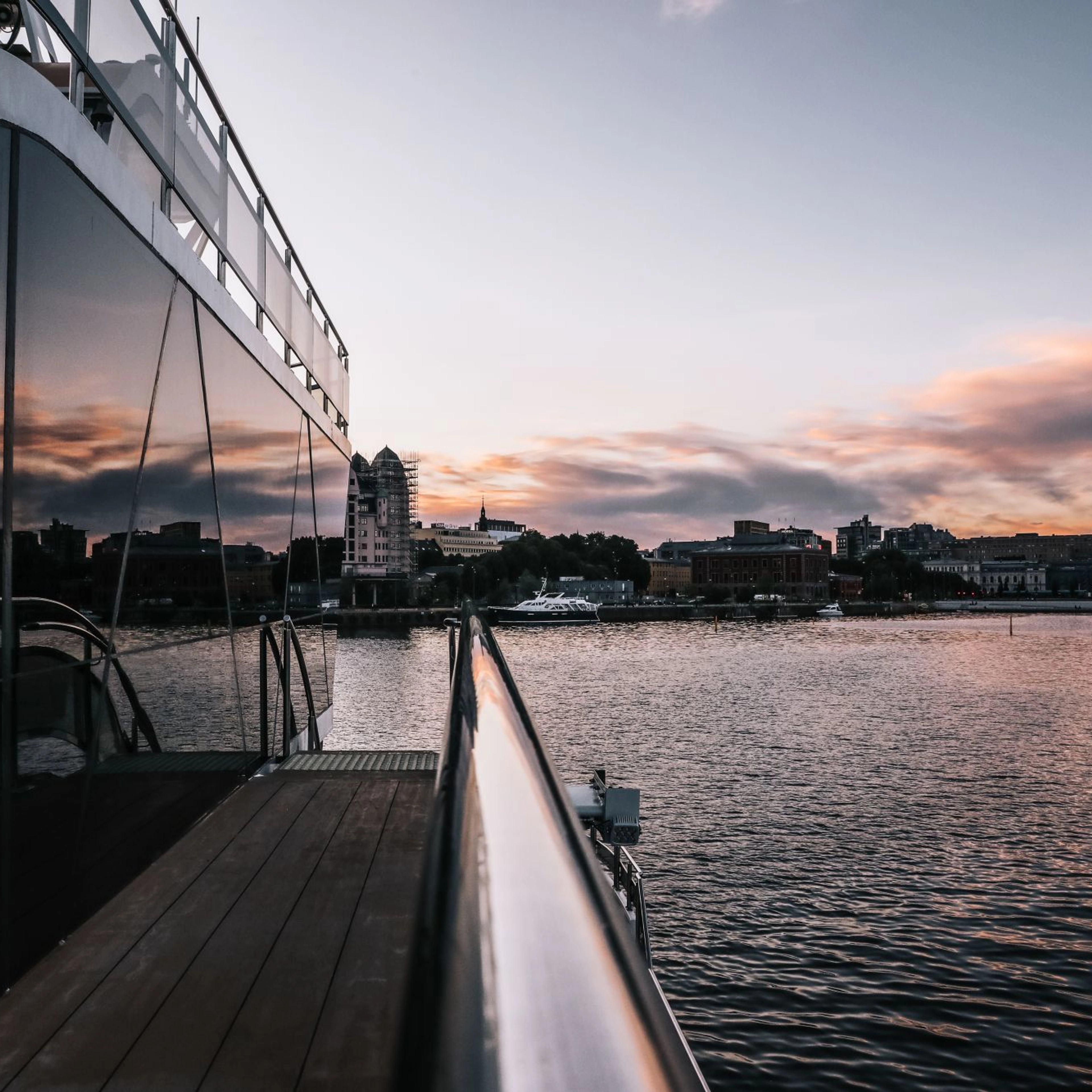 Oslofjord-Kreuzfahrt mit einem leisen Hybridboot - Sonnenuntergang über Oslo, Norwegen