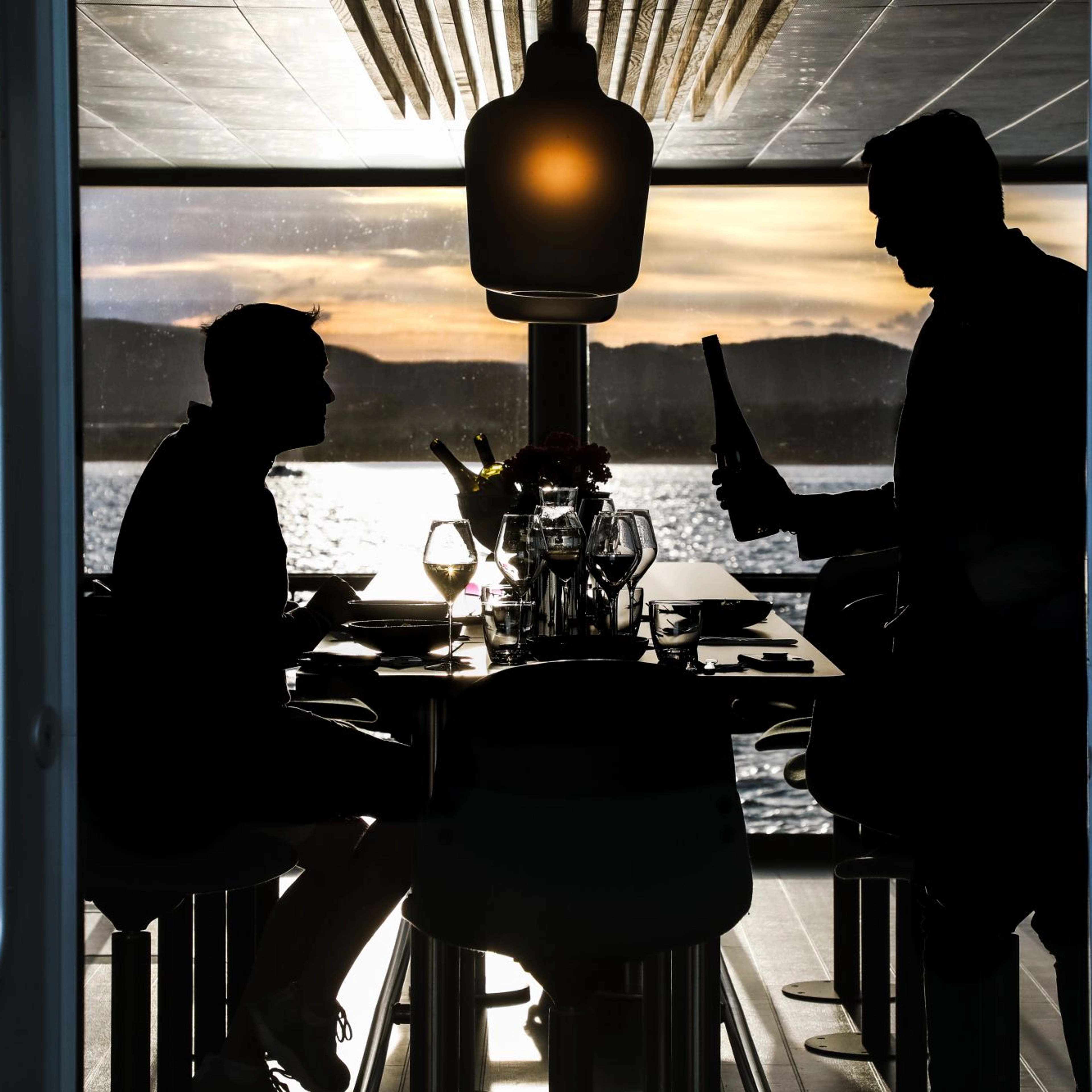 Middagscruise på Oslofjorden med en stillegående hybridbåt - nyter et deilig måltid ombord - tur fra Oslo