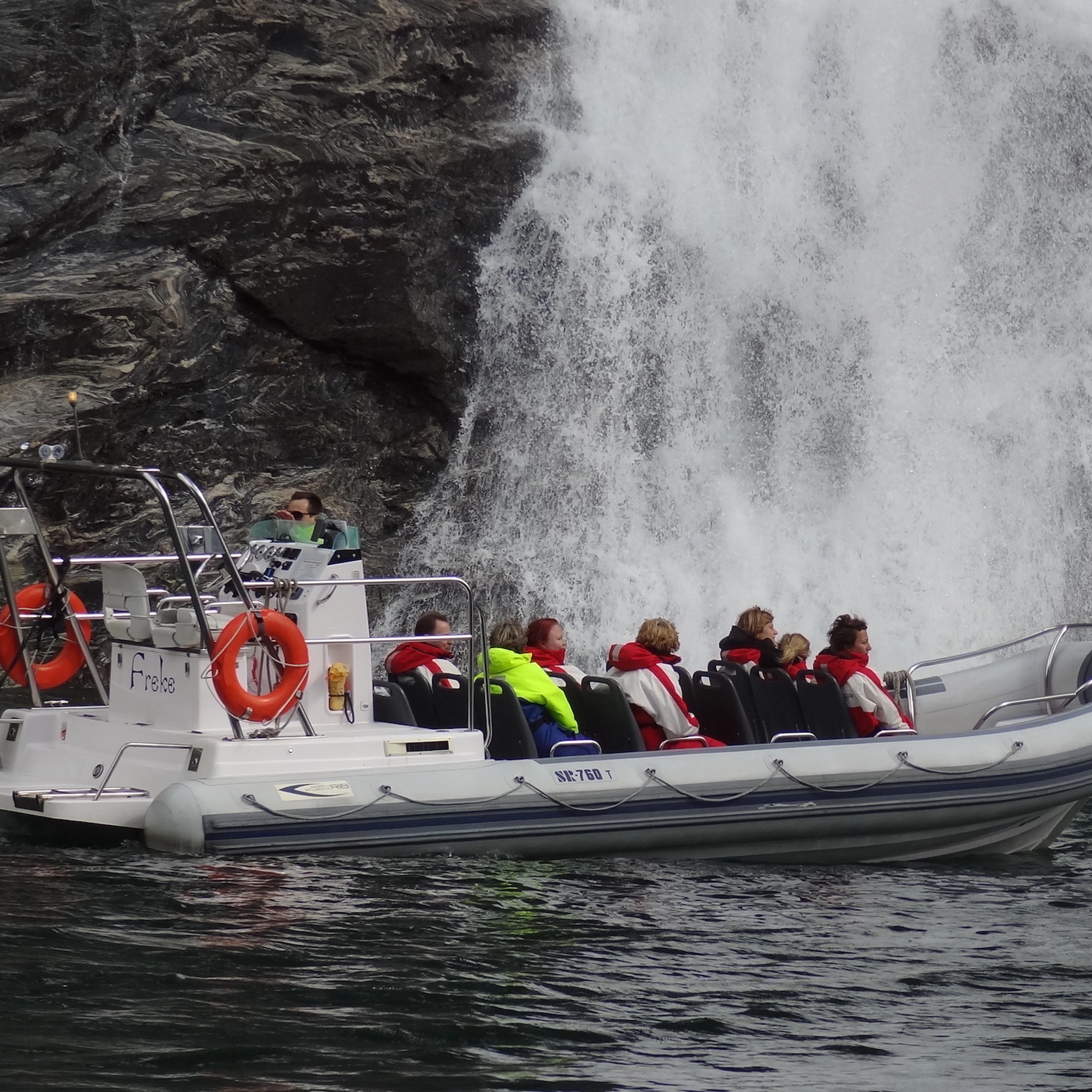 RIB-Abenteuer auf dem Geirangerfjord, Halt an Wasserfällen, Geiranger, Norwegen