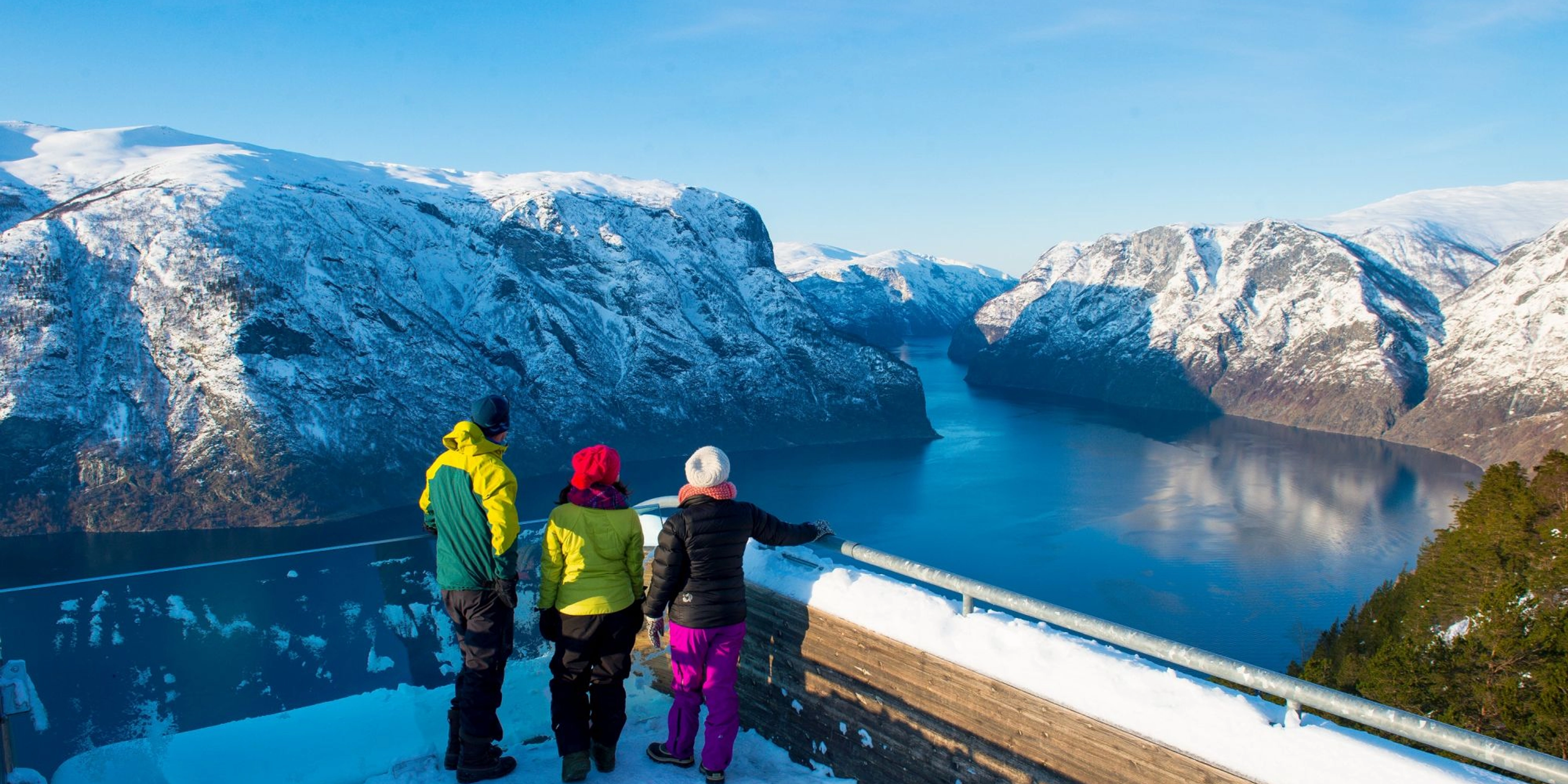 Schöne Aussicht auf den Aurlandsfjord von Stegastein - Schneeschuhtour ab Flåm