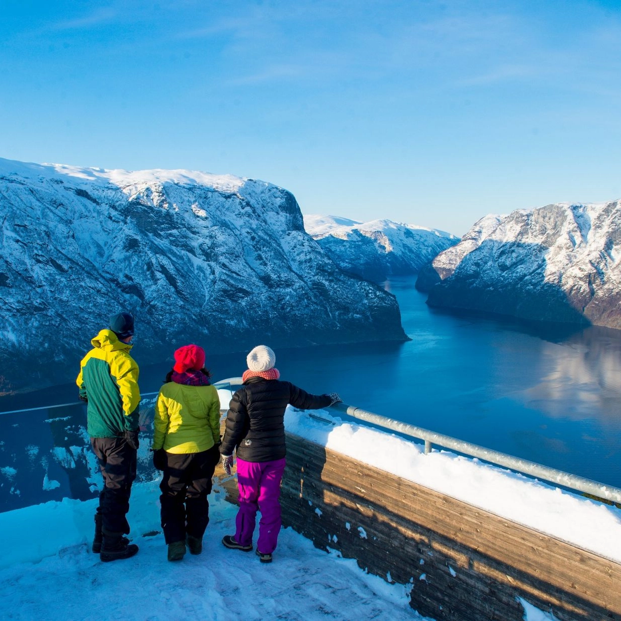 Schneeschuhwanderung in Flåm Schöne Aussicht auf den Aurlandsfjord von Stegastein - Schneeschuhtour ab Flåm