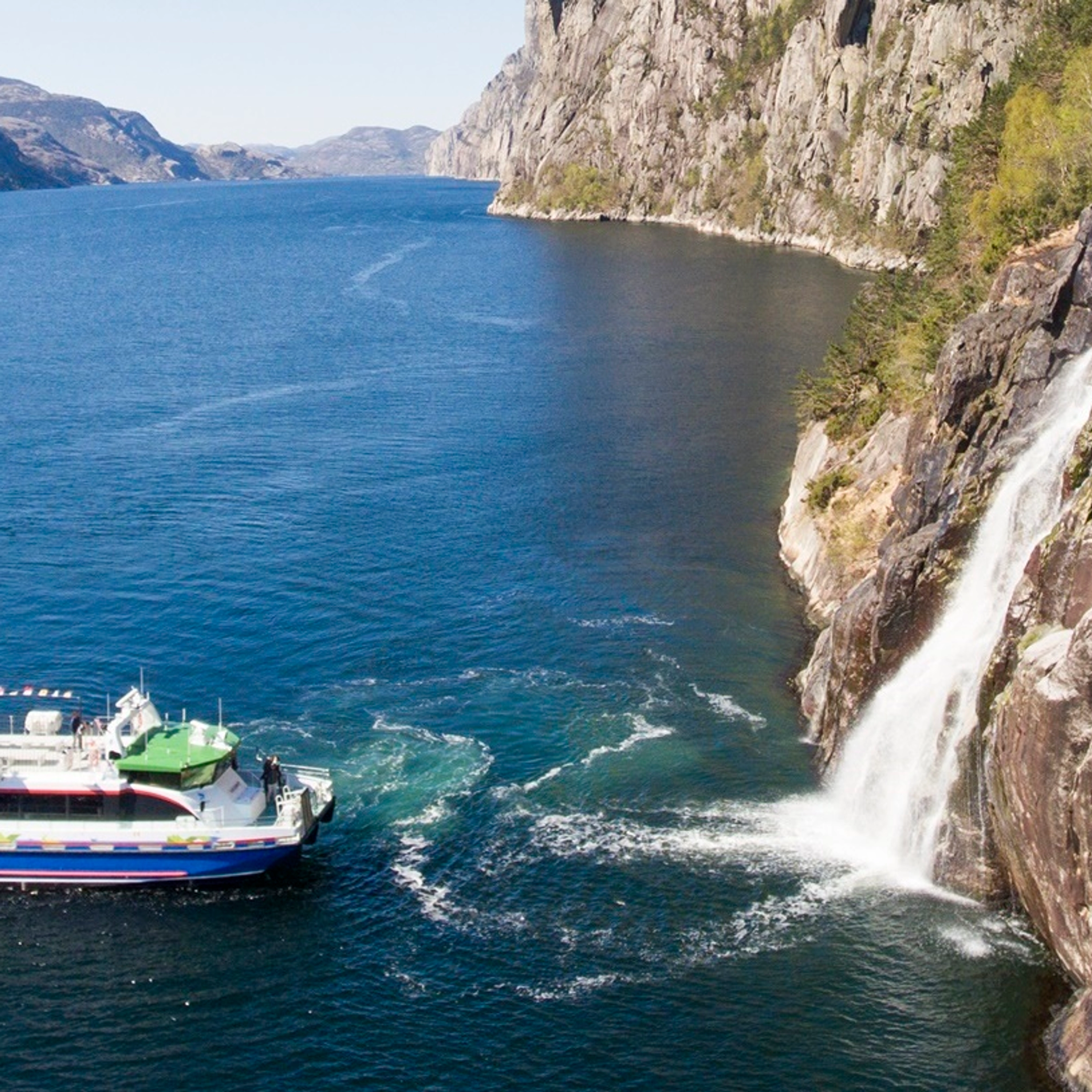 Lysefjorden og Preikestolen Fjordcruise fra  Stavanger - Hengjanefossen - aktiviteter i Stavanger
