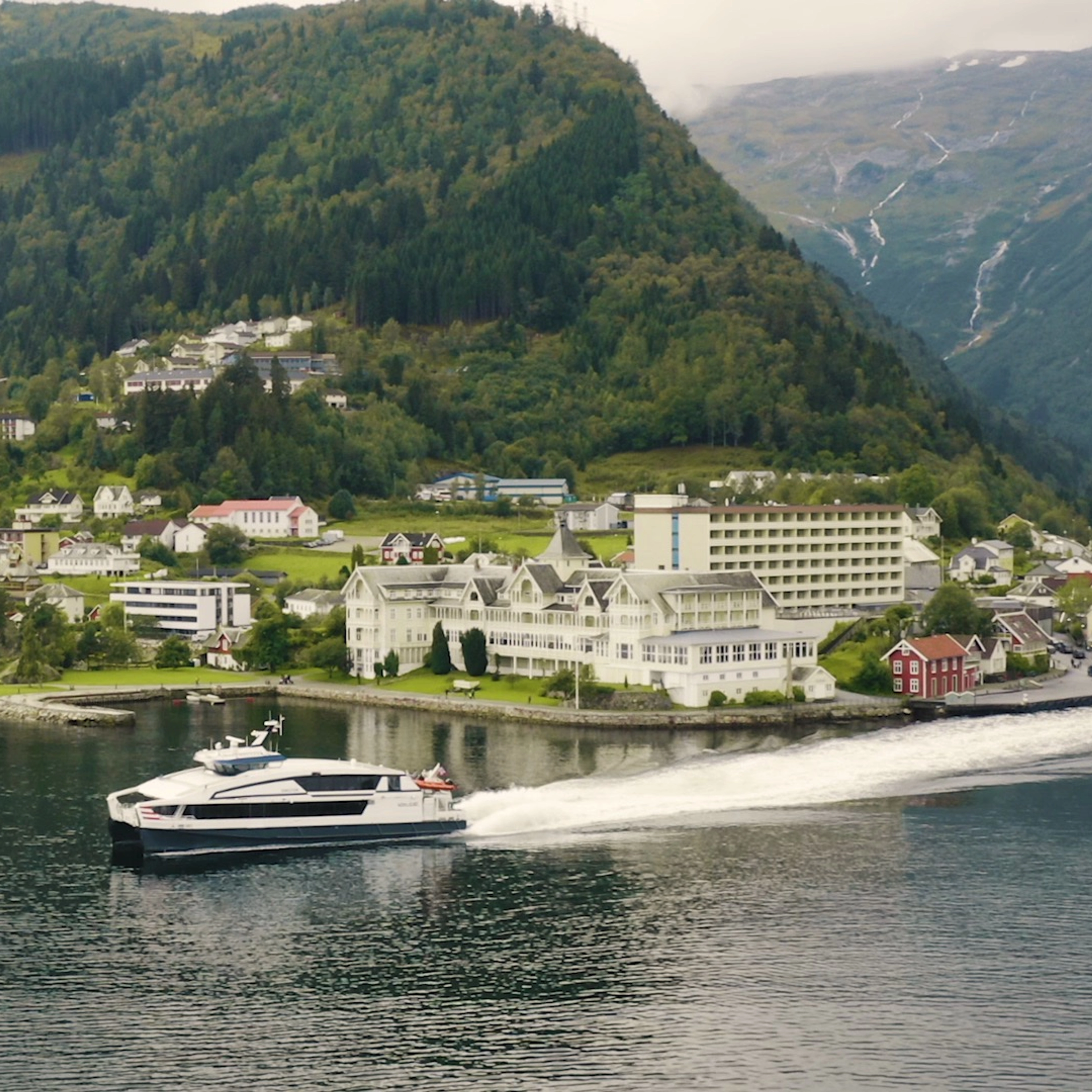 Ekspressbåten passerer Balestrand - Sognefjord in a nutshell 