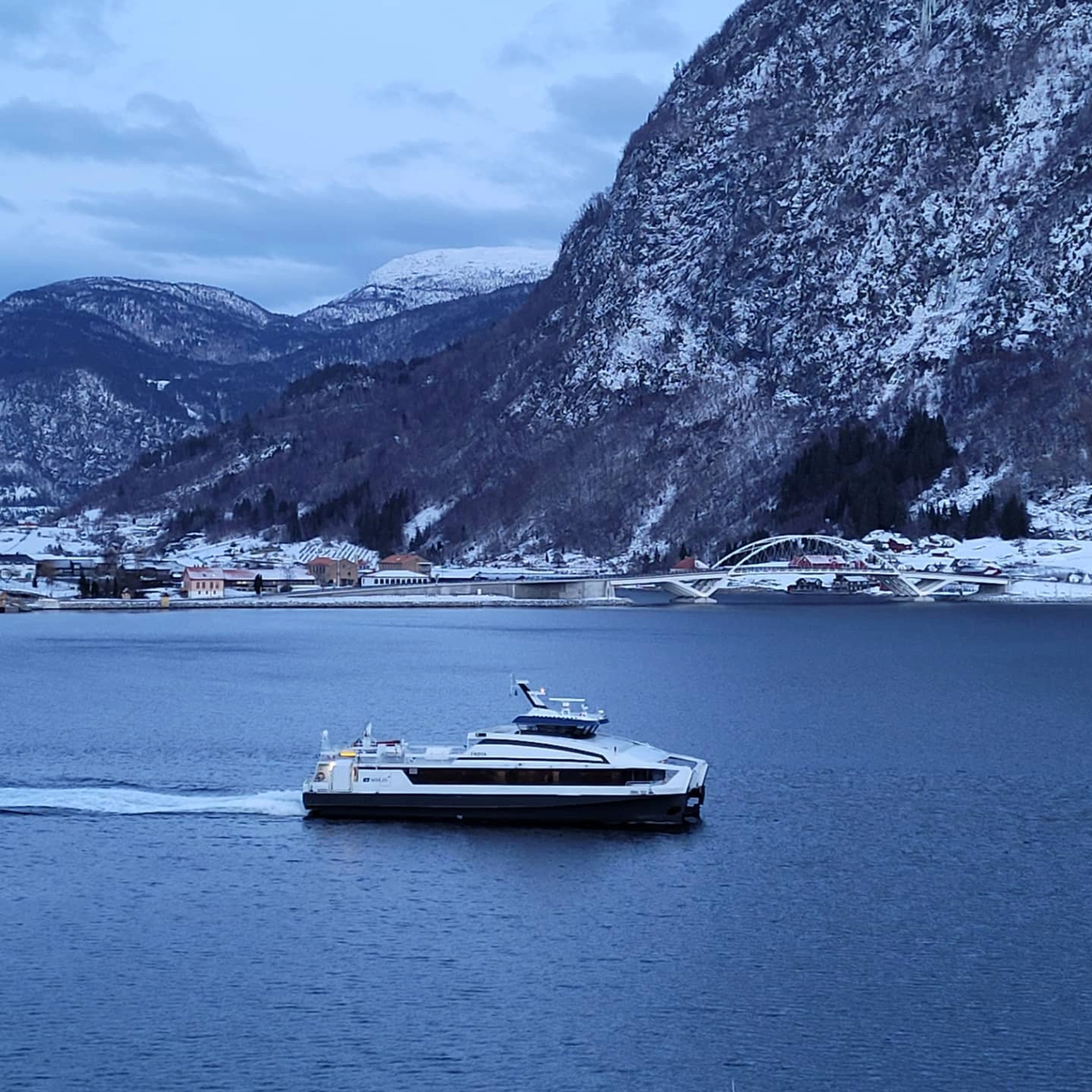 Das Schnellboot passiert Sogndal - Sognefjord in a nutshell winter tour, Sogndal, Norwegen