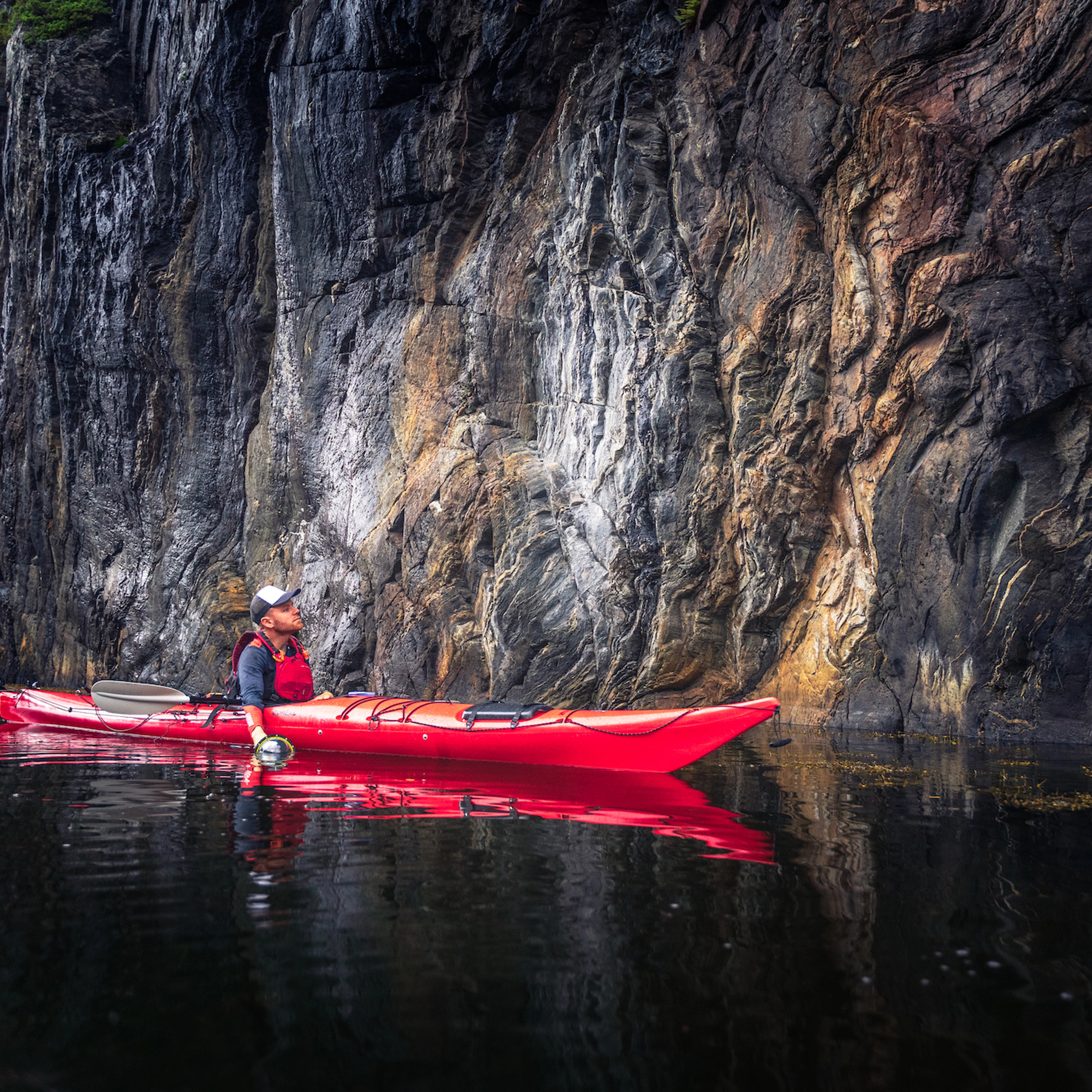 Ein schöner Tag auf dem Wasser - Kayak in Bergen, Norwegen